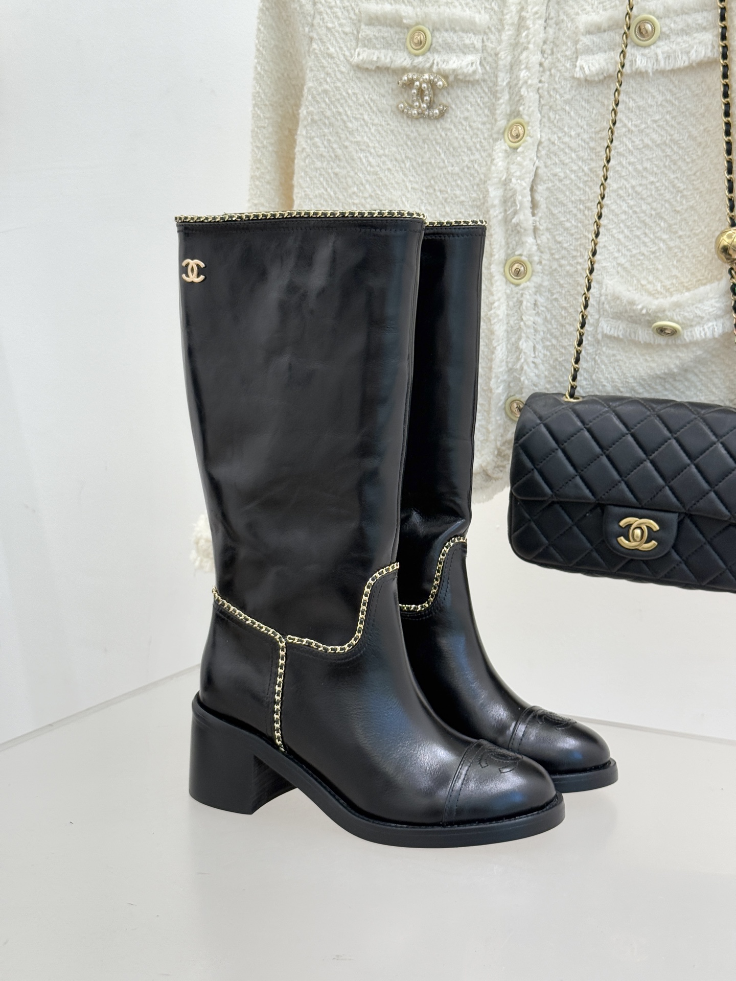 CHANE*｜小香25K双C拼色链条粗跟长靴当拼色肌理碰撞金属链条双C标识在靴身点亮光芒这款长靴以品牌百