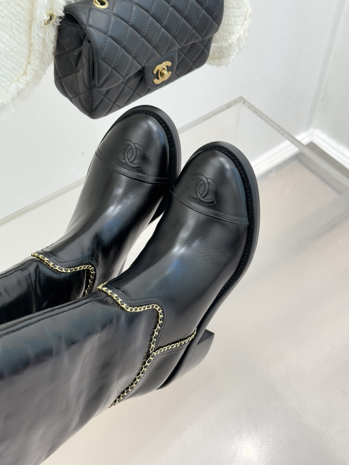 CHANE*｜小香25K双C拼色链条粗跟长靴当拼色肌理碰撞金属链条双C标识在靴身点亮光芒这款长靴以品牌百