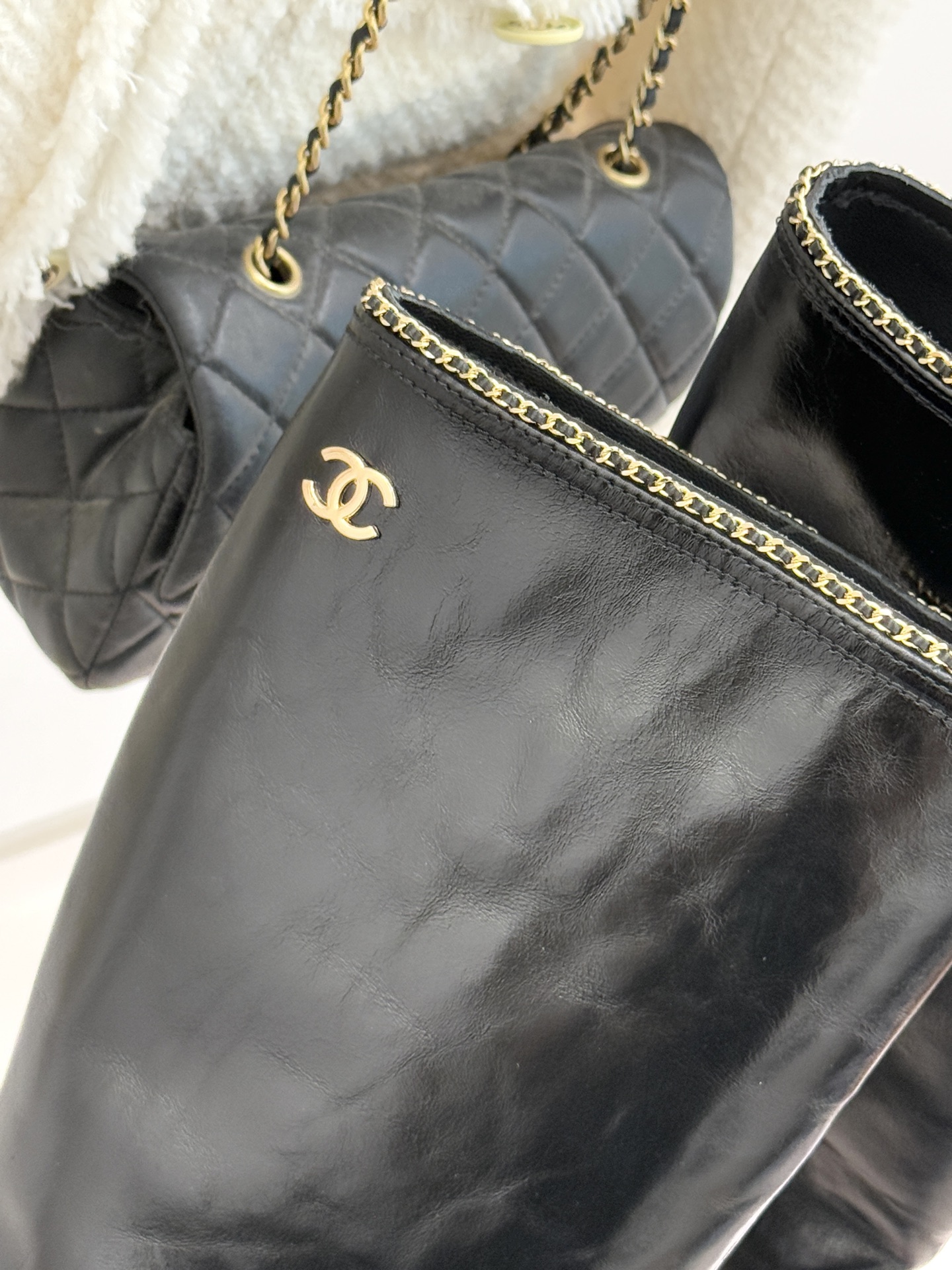 CHANE*｜小香25K双C拼色链条粗跟长靴当拼色肌理碰撞金属链条双C标识在靴身点亮光芒这款长靴以品牌百