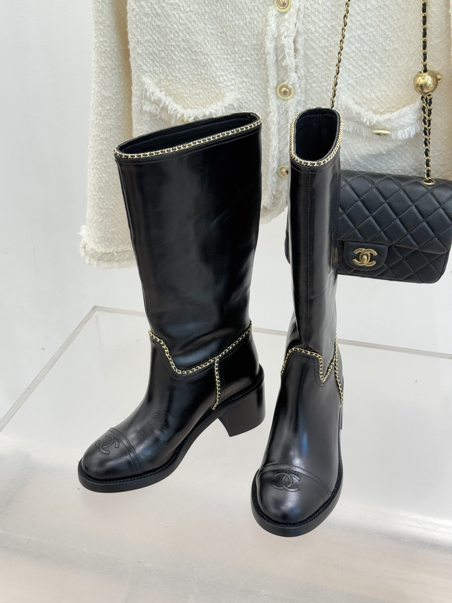 CHANE*｜小香25K双C拼色链条粗跟长靴当拼色肌理碰撞金属链条双C标识在靴身点亮光芒这款长靴以品牌百