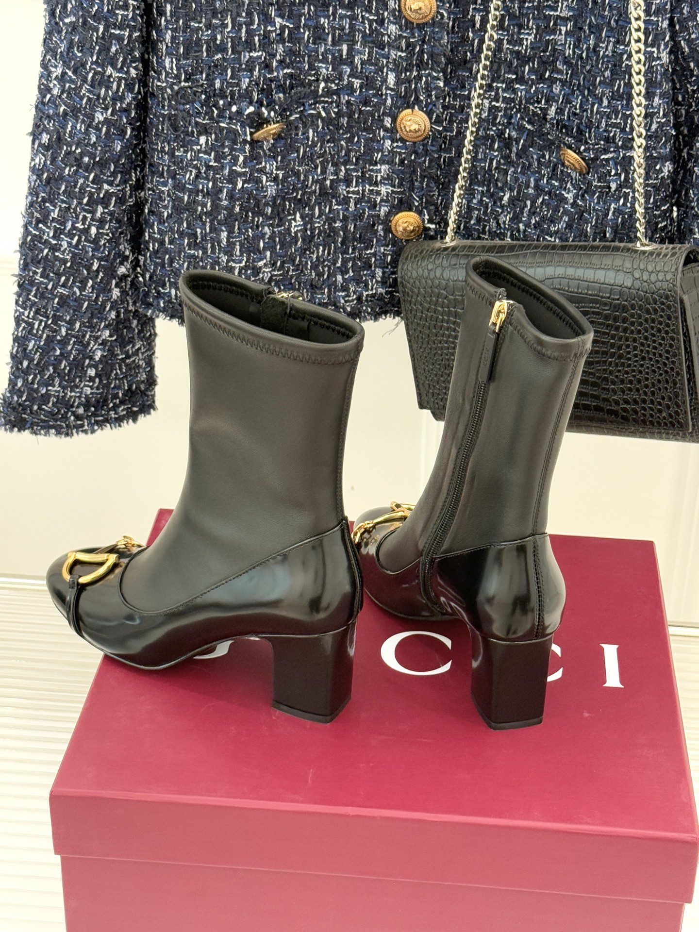 Gucci/古驰25WF新品马衔扣粗跟弹力靴短靴以标志性美学重塑冬日踝间格调。浅金色调马衔扣缀于靴面复刻