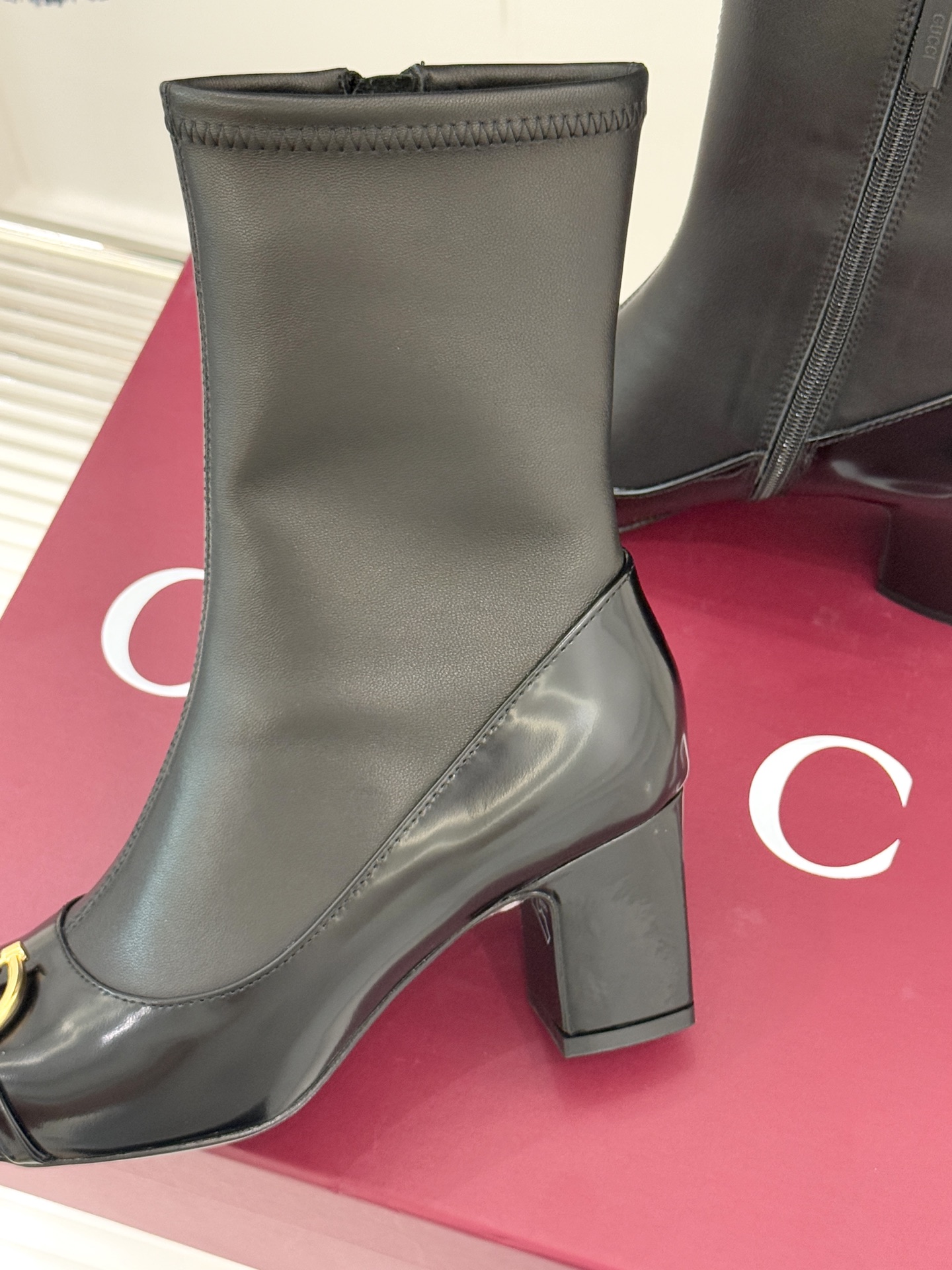 Gucci/古驰25WF新品马衔扣粗跟弹力靴短靴以标志性美学重塑冬日踝间格调。浅金色调马衔扣缀于靴面复刻