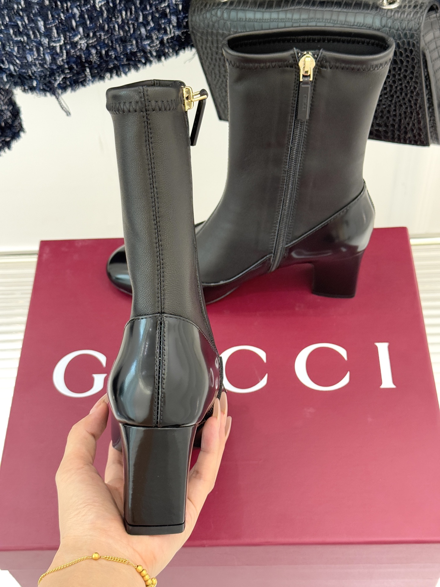 Gucci/古驰25WF新品马衔扣粗跟弹力靴短靴以标志性美学重塑冬日踝间格调。浅金色调马衔扣缀于靴面复刻