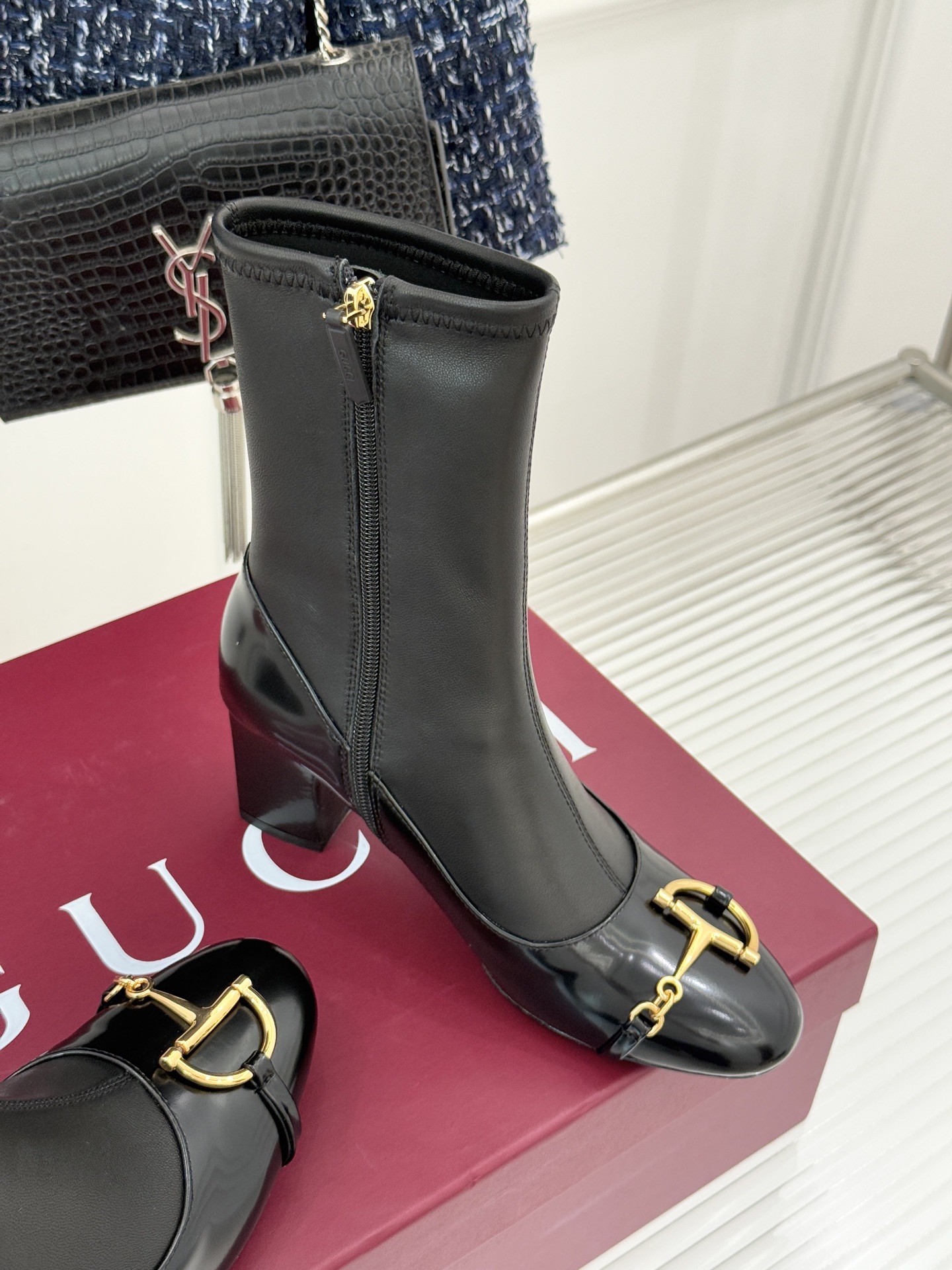 Gucci/古驰25WF新品马衔扣粗跟弹力靴短靴以标志性美学重塑冬日踝间格调。浅金色调马衔扣缀于靴面复刻