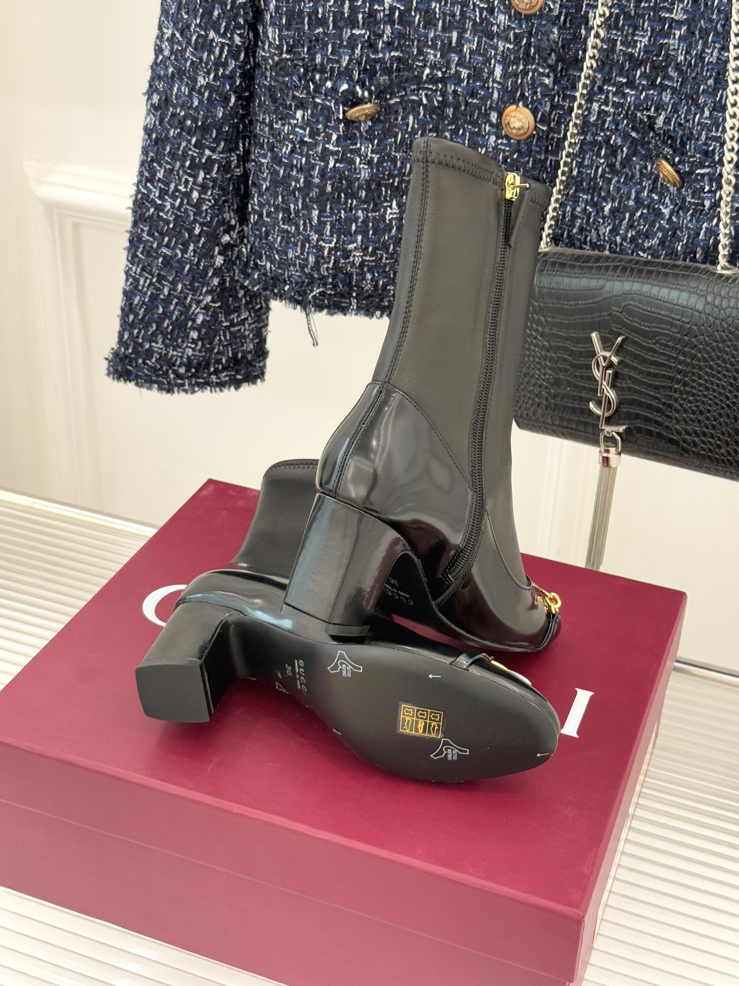 Gucci/古驰25WF新品马衔扣粗跟弹力靴短靴以标志性美学重塑冬日踝间格调。浅金色调马衔扣缀于靴面复刻