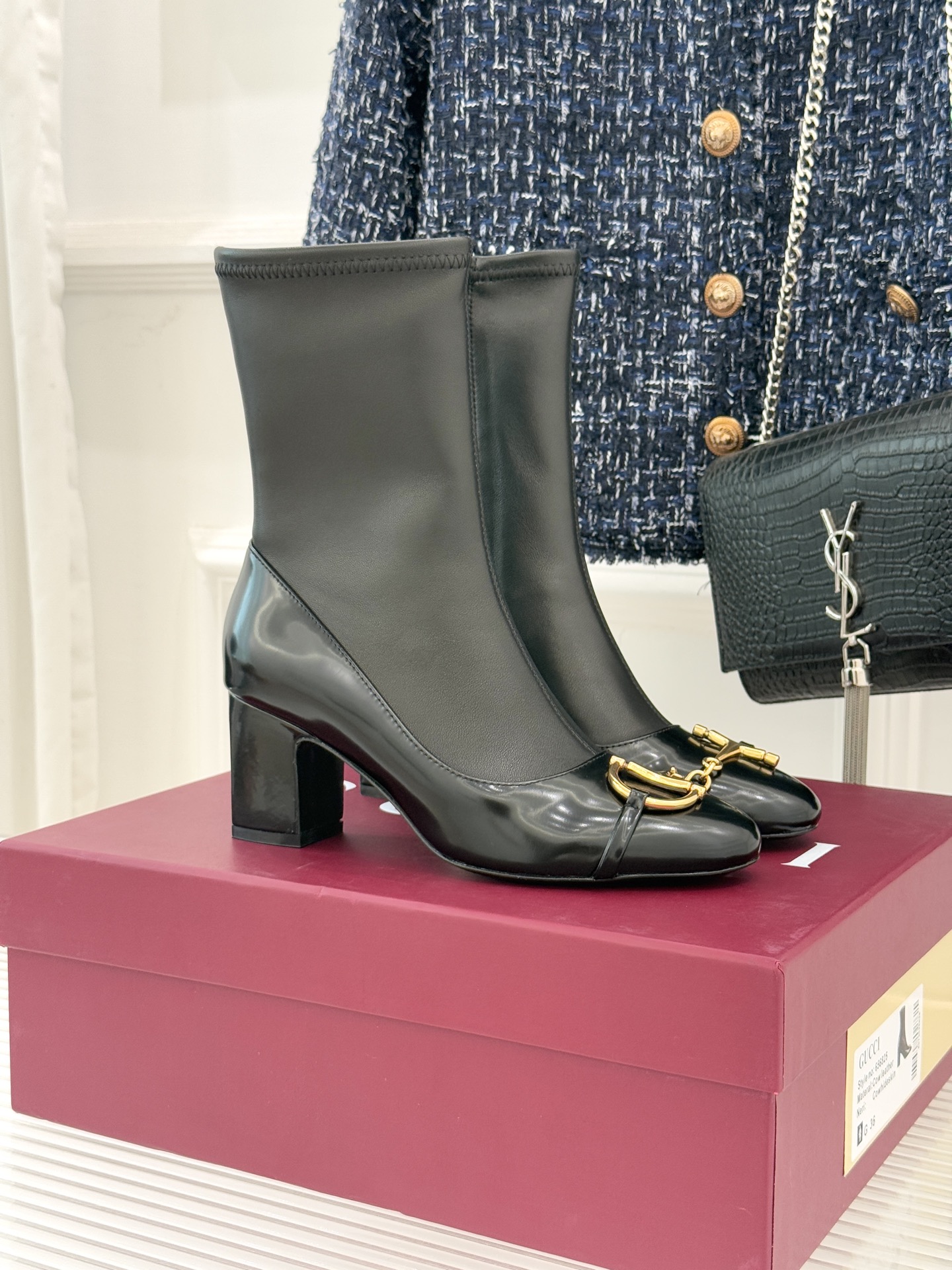 Gucci/古驰25WF新品马衔扣粗跟弹力靴短靴以标志性美学重塑冬日踝间格调。浅金色调马衔扣缀于靴面复刻