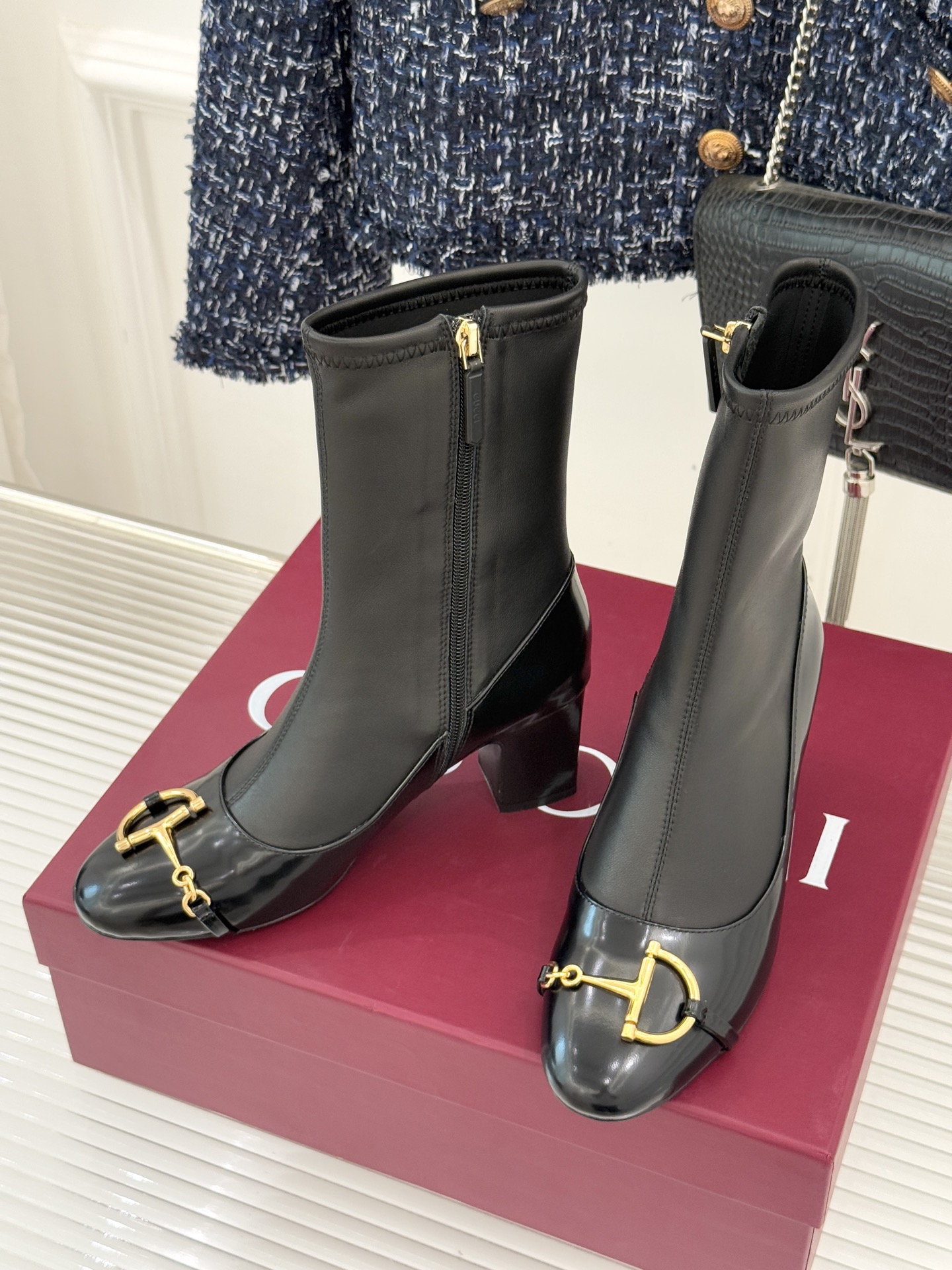 Gucci/古驰25WF新品马衔扣粗跟弹力靴短靴以标志性美学重塑冬日踝间格调。浅金色调马衔扣缀于靴面复刻