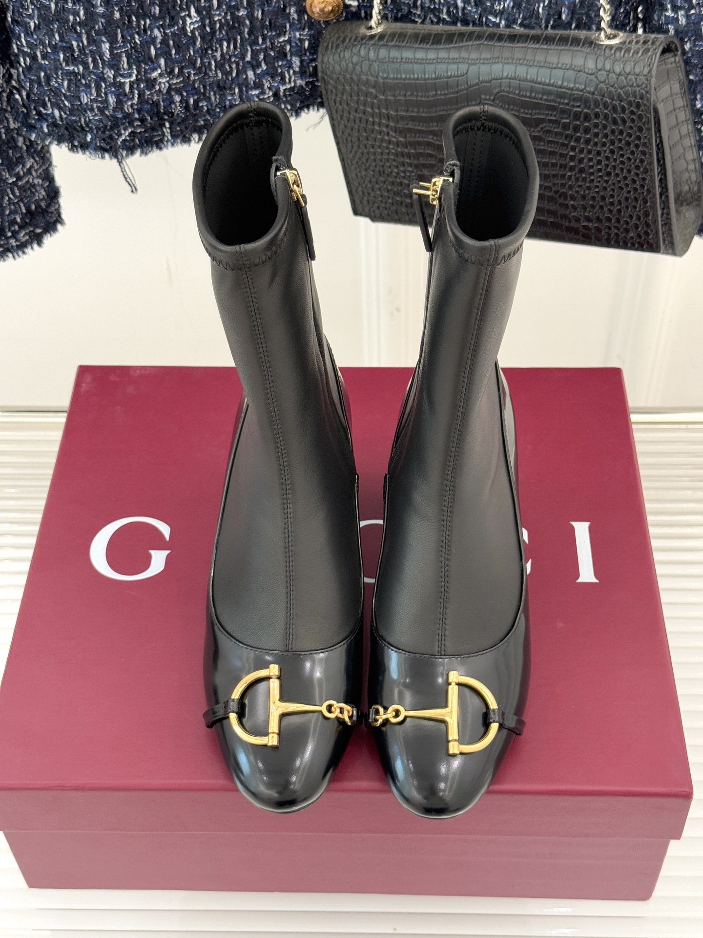 Gucci/古驰25WF新品马衔扣粗跟弹力靴短靴以标志性美学重塑冬日踝间格调。浅金色调马衔扣缀于靴面复刻