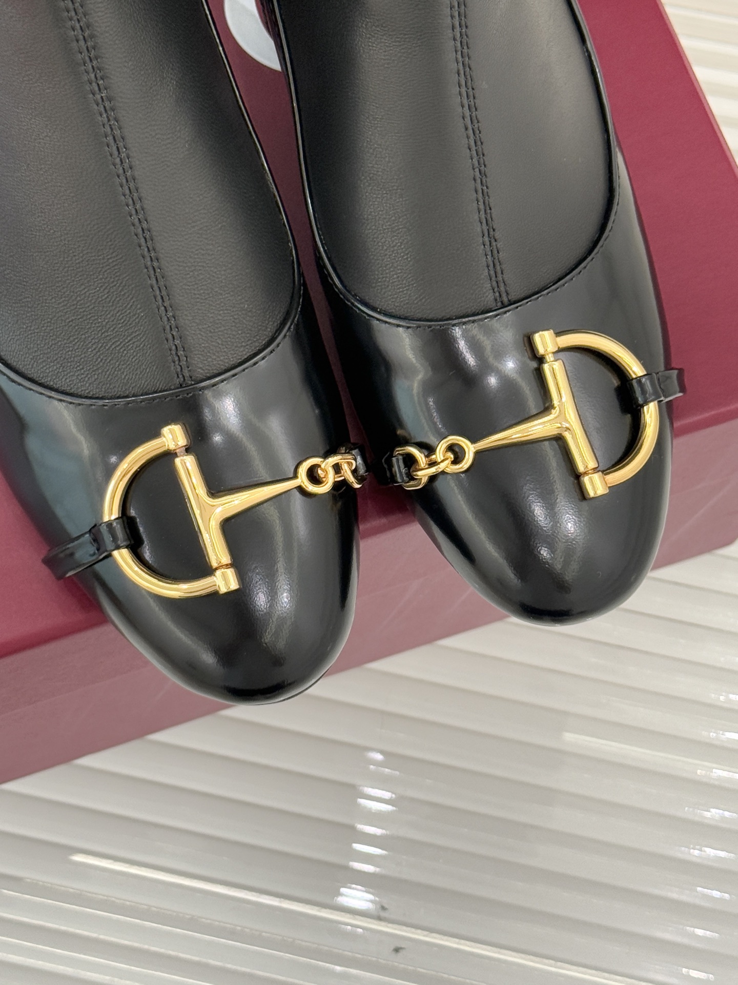 Gucci/古驰25WF新品马衔扣粗跟弹力靴短靴以标志性美学重塑冬日踝间格调。浅金色调马衔扣缀于靴面复刻