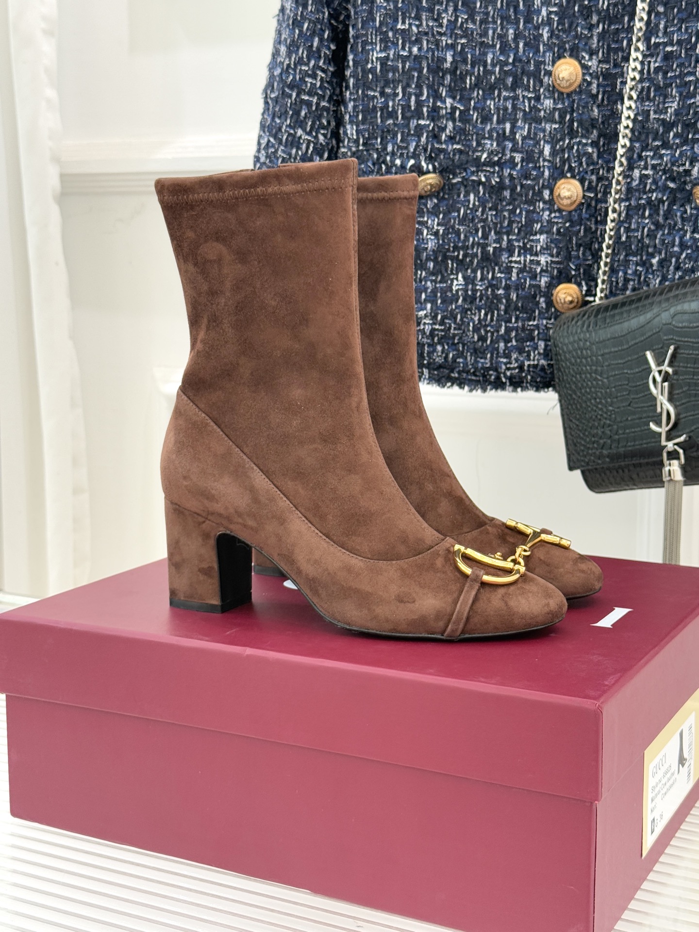 Gucci/古驰25WF新品马衔扣粗跟弹力靴短靴以标志性美学重塑冬日踝间格调。浅金色调马衔扣缀于靴面复刻