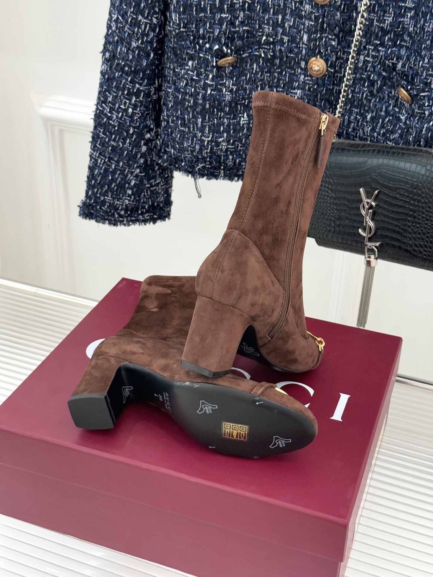 Gucci/古驰25WF新品马衔扣粗跟弹力靴短靴以标志性美学重塑冬日踝间格调。浅金色调马衔扣缀于靴面复刻