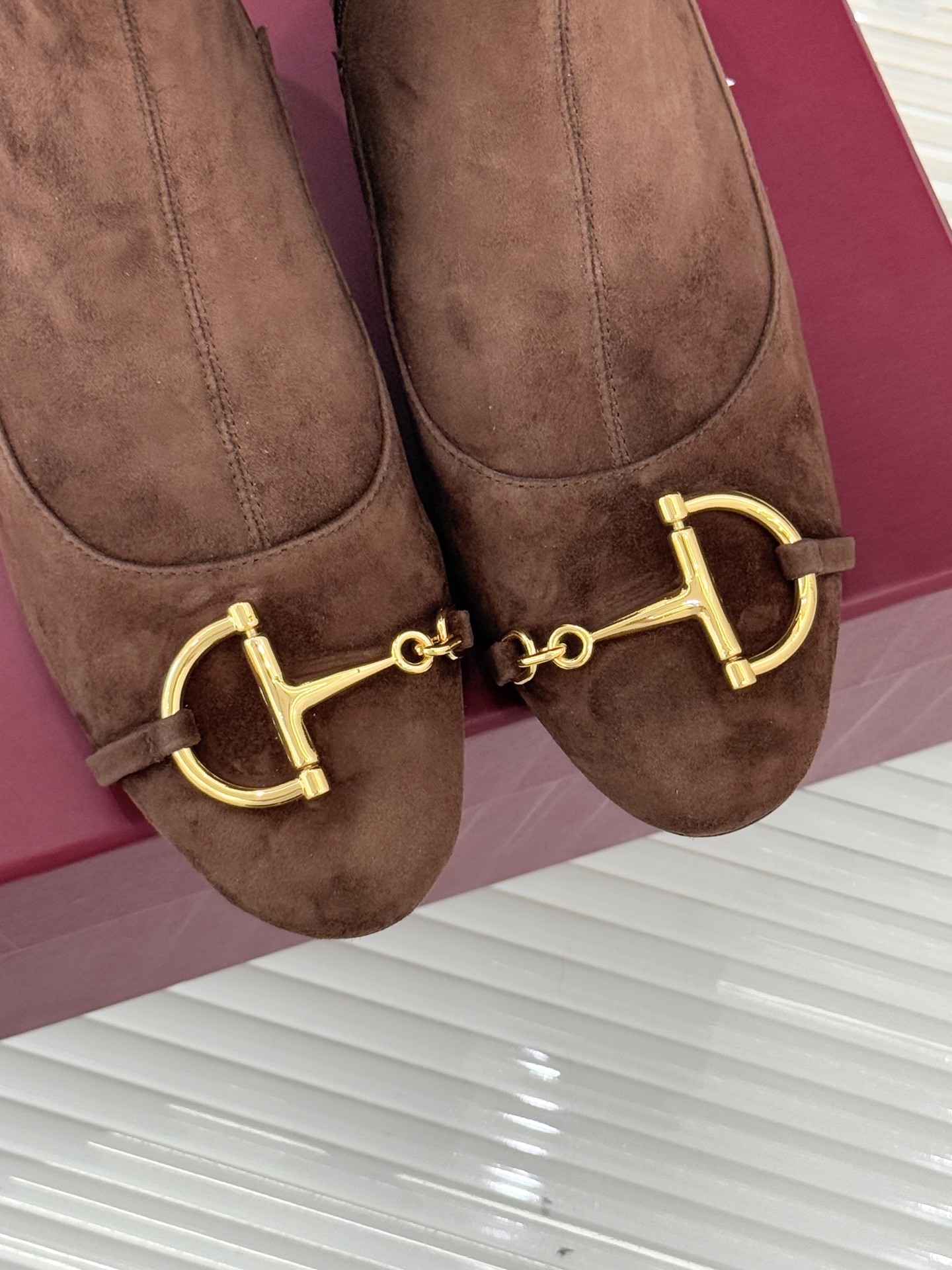 Gucci/古驰25WF新品马衔扣粗跟弹力靴短靴以标志性美学重塑冬日踝间格调。浅金色调马衔扣缀于靴面复刻