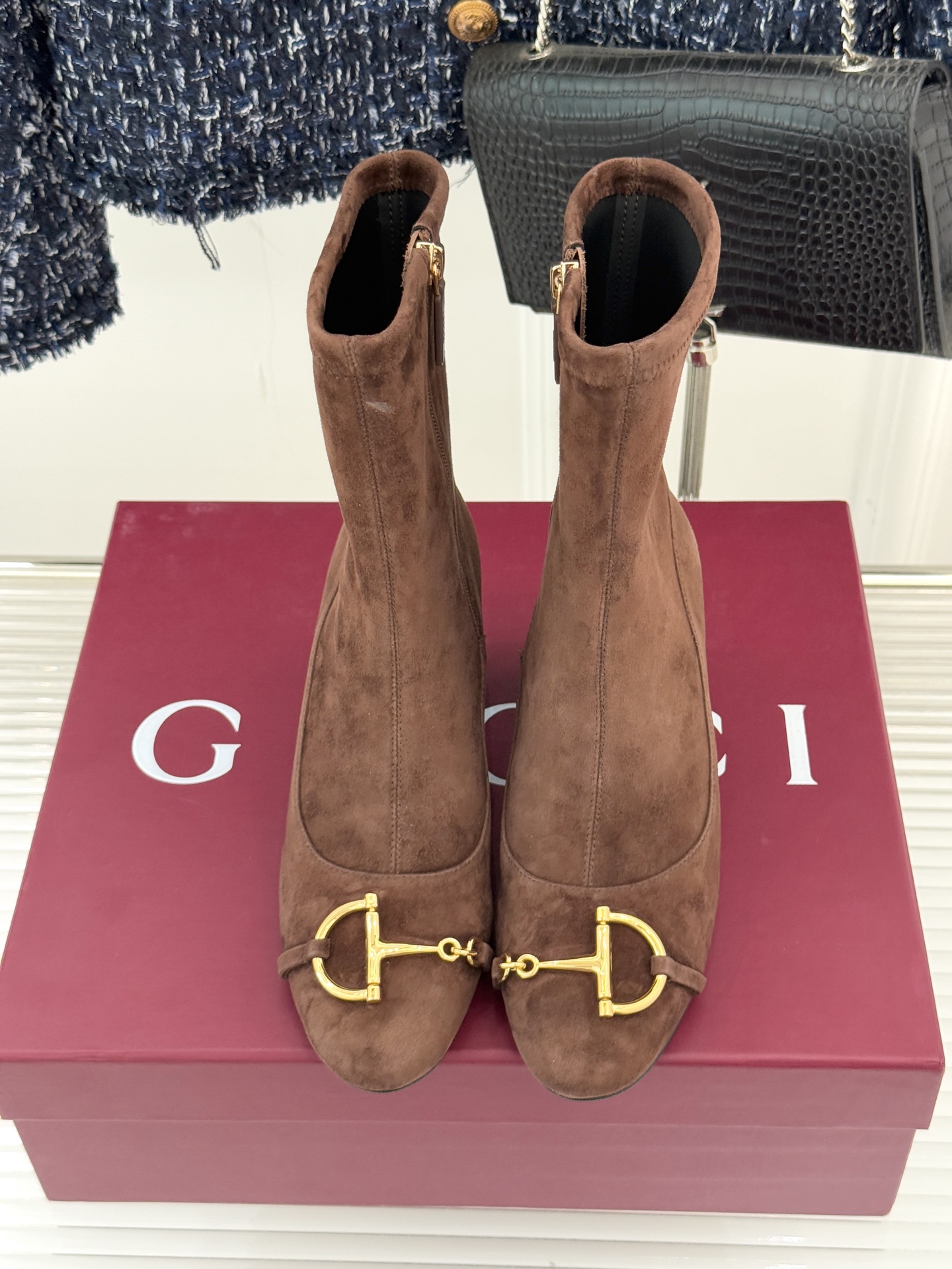 Gucci/古驰25WF新品马衔扣粗跟弹力靴短靴以标志性美学重塑冬日踝间格调。浅金色调马衔扣缀于靴面复刻