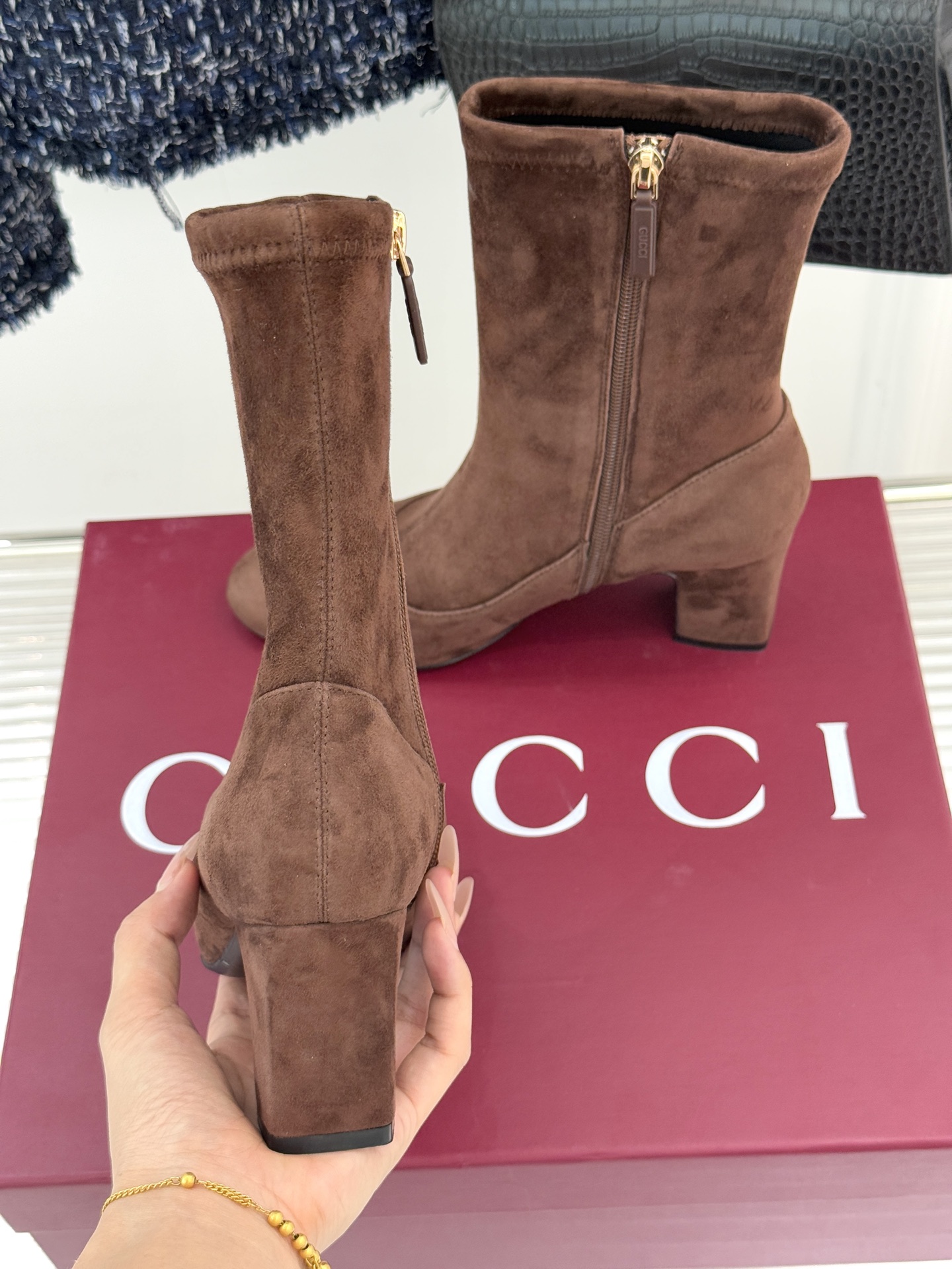 Gucci/古驰25WF新品马衔扣粗跟弹力靴短靴以标志性美学重塑冬日踝间格调。浅金色调马衔扣缀于靴面复刻