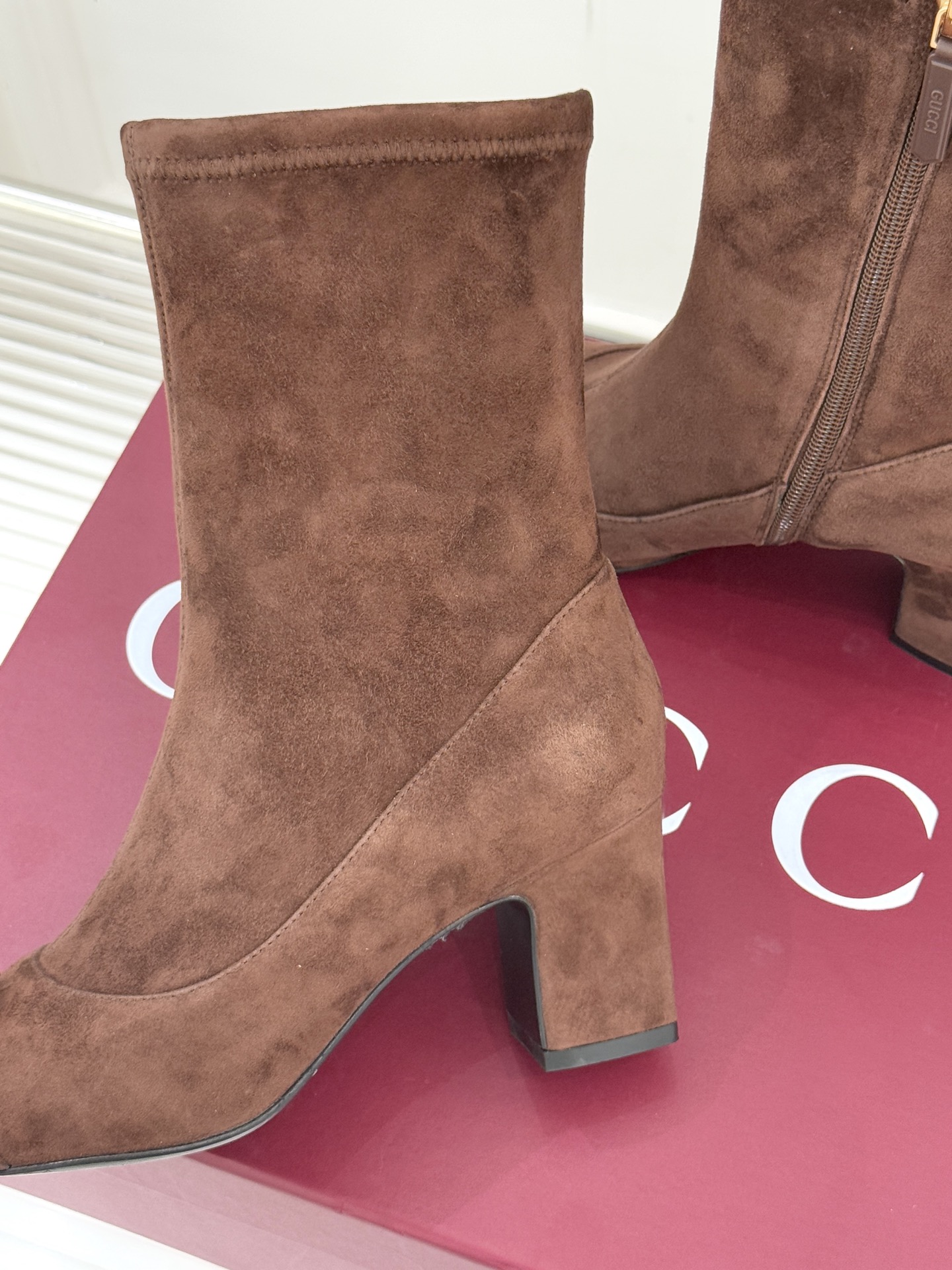 Gucci/古驰25WF新品马衔扣粗跟弹力靴短靴以标志性美学重塑冬日踝间格调。浅金色调马衔扣缀于靴面复刻