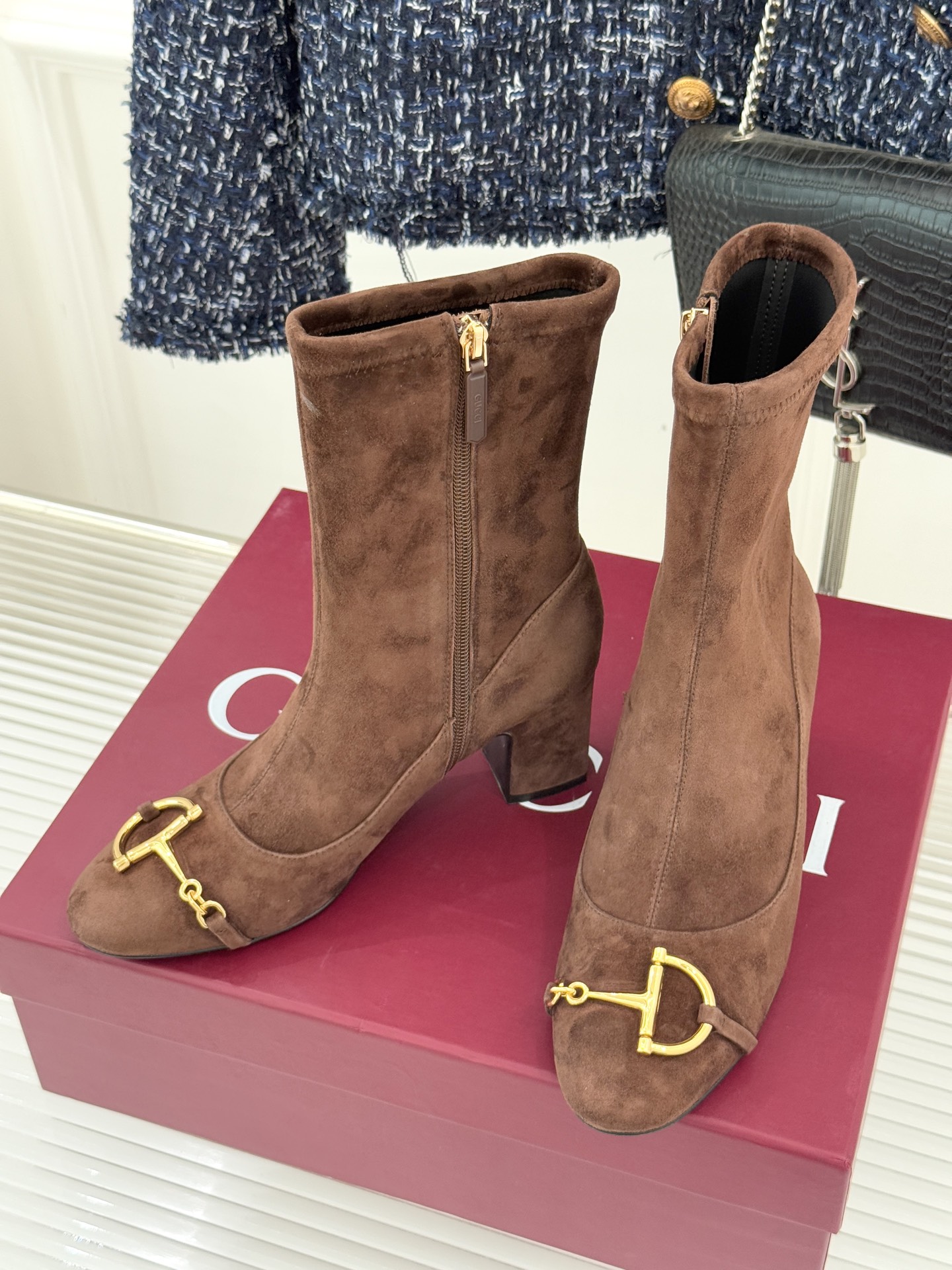 Gucci/古驰25WF新品马衔扣粗跟弹力靴短靴以标志性美学重塑冬日踝间格调。浅金色调马衔扣缀于靴面复刻