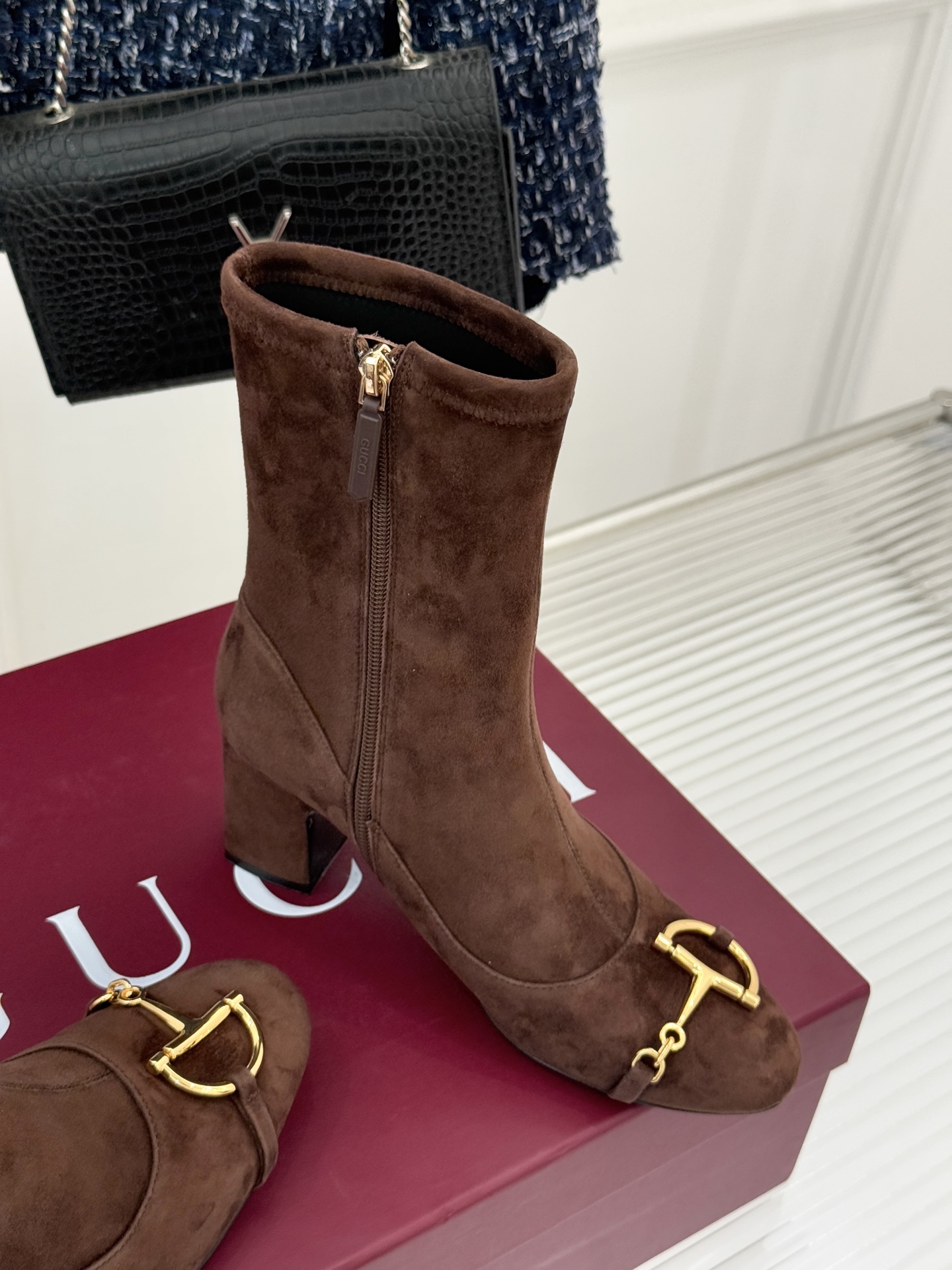 Gucci/古驰25WF新品马衔扣粗跟弹力靴短靴以标志性美学重塑冬日踝间格调。浅金色调马衔扣缀于靴面复刻