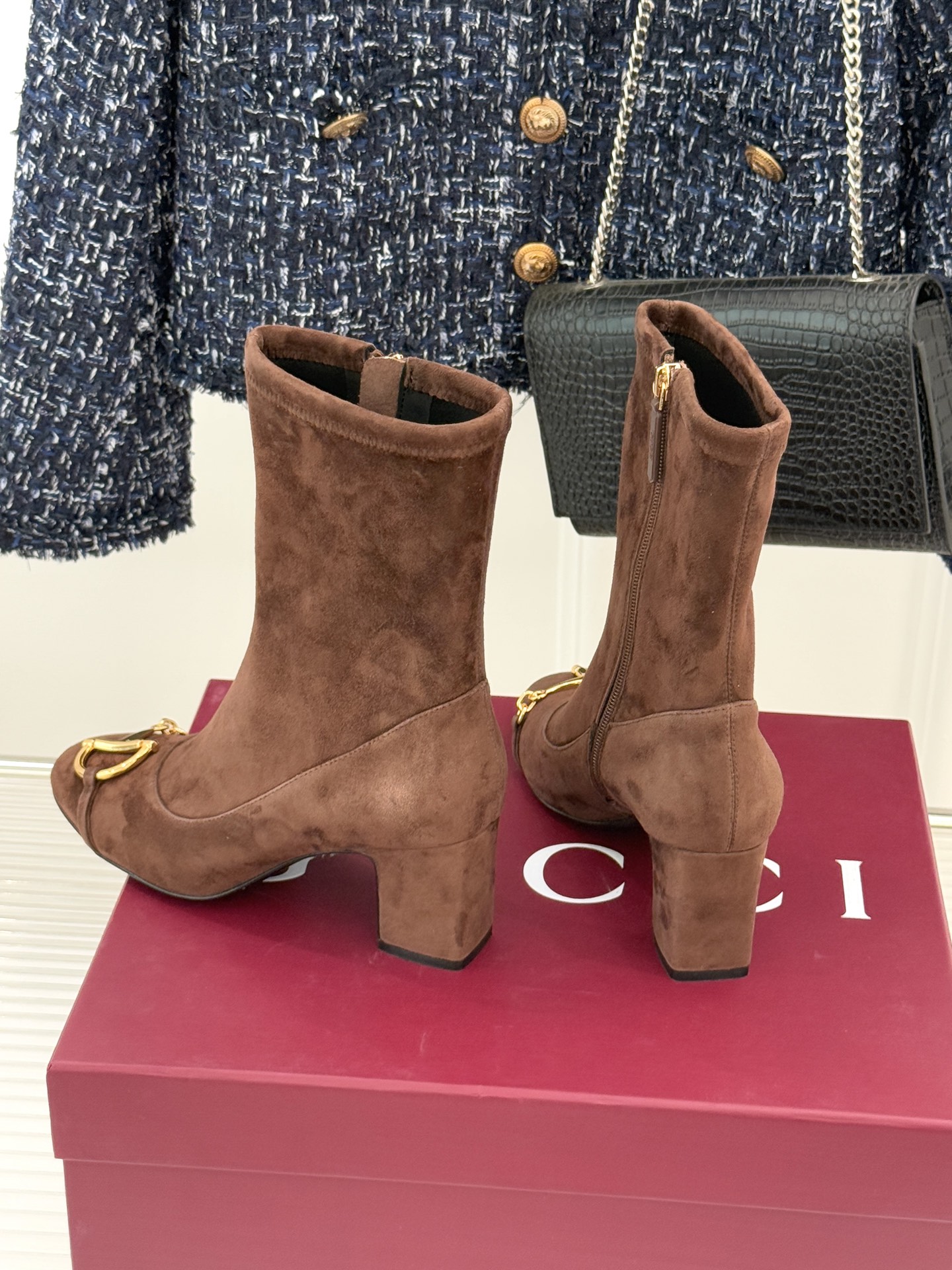 Gucci/古驰25WF新品马衔扣粗跟弹力靴短靴以标志性美学重塑冬日踝间格调。浅金色调马衔扣缀于靴面复刻