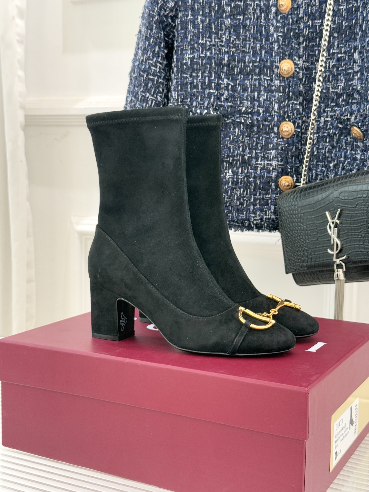 Gucci/古驰25WF新品马衔扣粗跟弹力靴短靴以标志性美学重塑冬日踝间格调。浅金色调马衔扣缀于靴面复刻