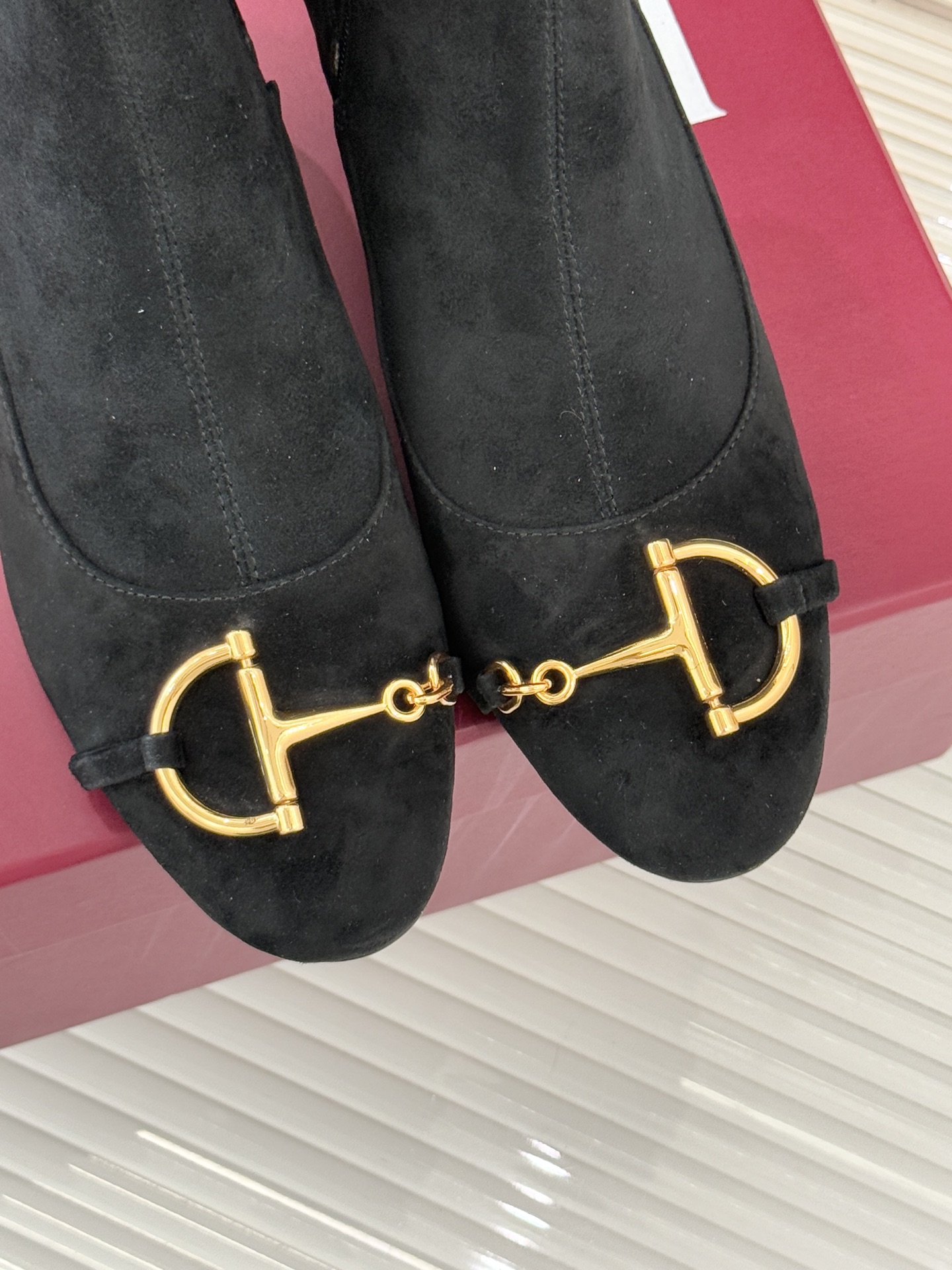 Gucci/古驰25WF新品马衔扣粗跟弹力靴短靴以标志性美学重塑冬日踝间格调。浅金色调马衔扣缀于靴面复刻