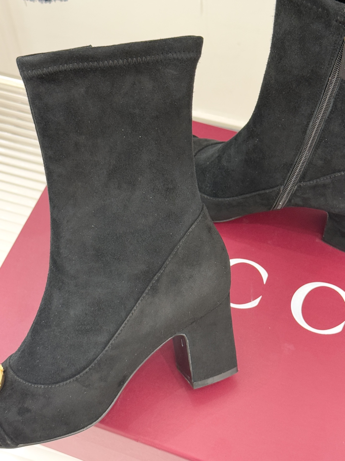 Gucci/古驰25WF新品马衔扣粗跟弹力靴短靴以标志性美学重塑冬日踝间格调。浅金色调马衔扣缀于靴面复刻