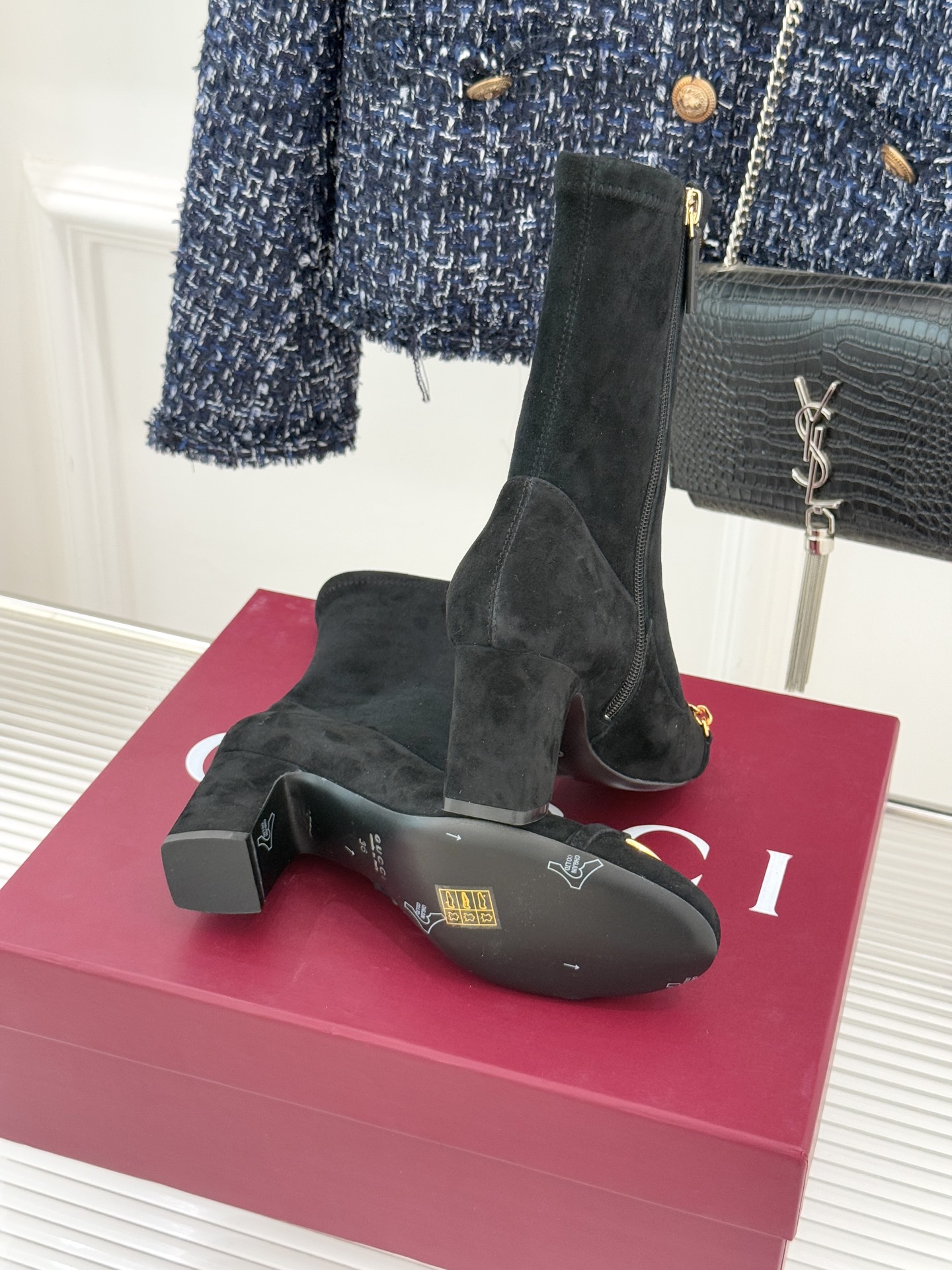 Gucci/古驰25WF新品马衔扣粗跟弹力靴短靴以标志性美学重塑冬日踝间格调。浅金色调马衔扣缀于靴面复刻