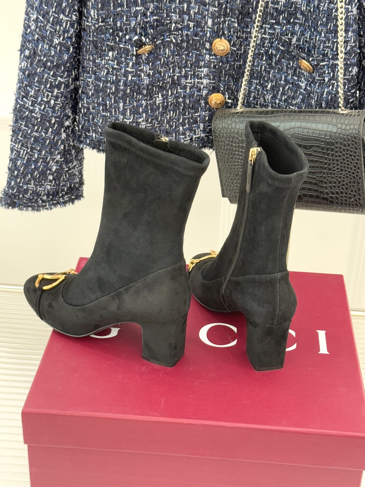 Gucci/古驰25WF新品马衔扣粗跟弹力靴短靴以标志性美学重塑冬日踝间格调。浅金色调马衔扣缀于靴面复刻