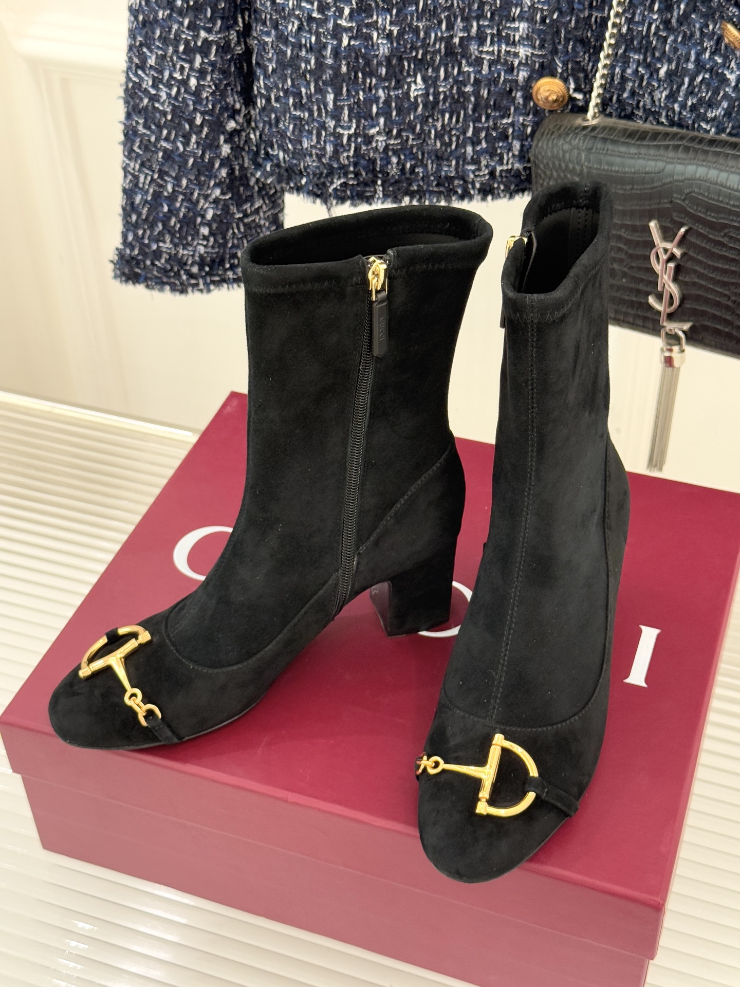 Gucci/古驰25WF新品马衔扣粗跟弹力靴短靴以标志性美学重塑冬日踝间格调。浅金色调马衔扣缀于靴面复刻