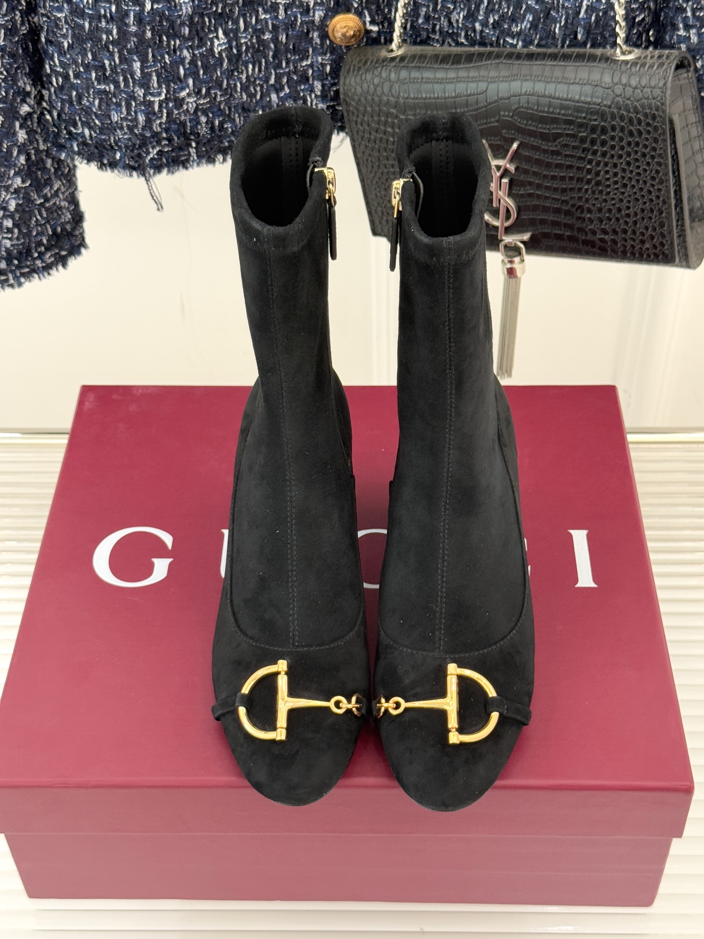 Gucci/古驰25WF新品马衔扣粗跟弹力靴短靴以标志性美学重塑冬日踝间格调。浅金色调马衔扣缀于靴面复刻