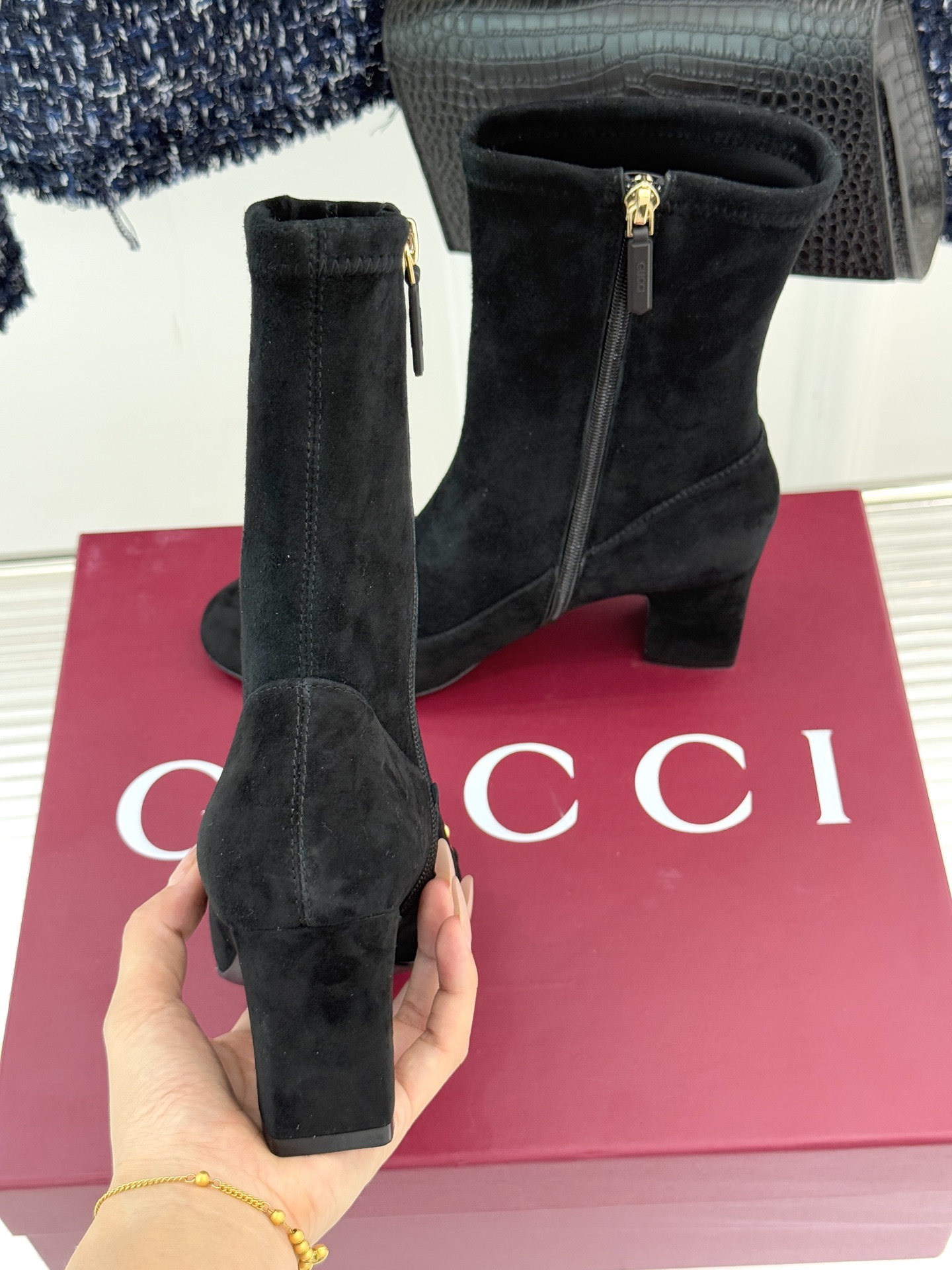 Gucci/古驰25WF新品马衔扣粗跟弹力靴短靴以标志性美学重塑冬日踝间格调。浅金色调马衔扣缀于靴面复刻