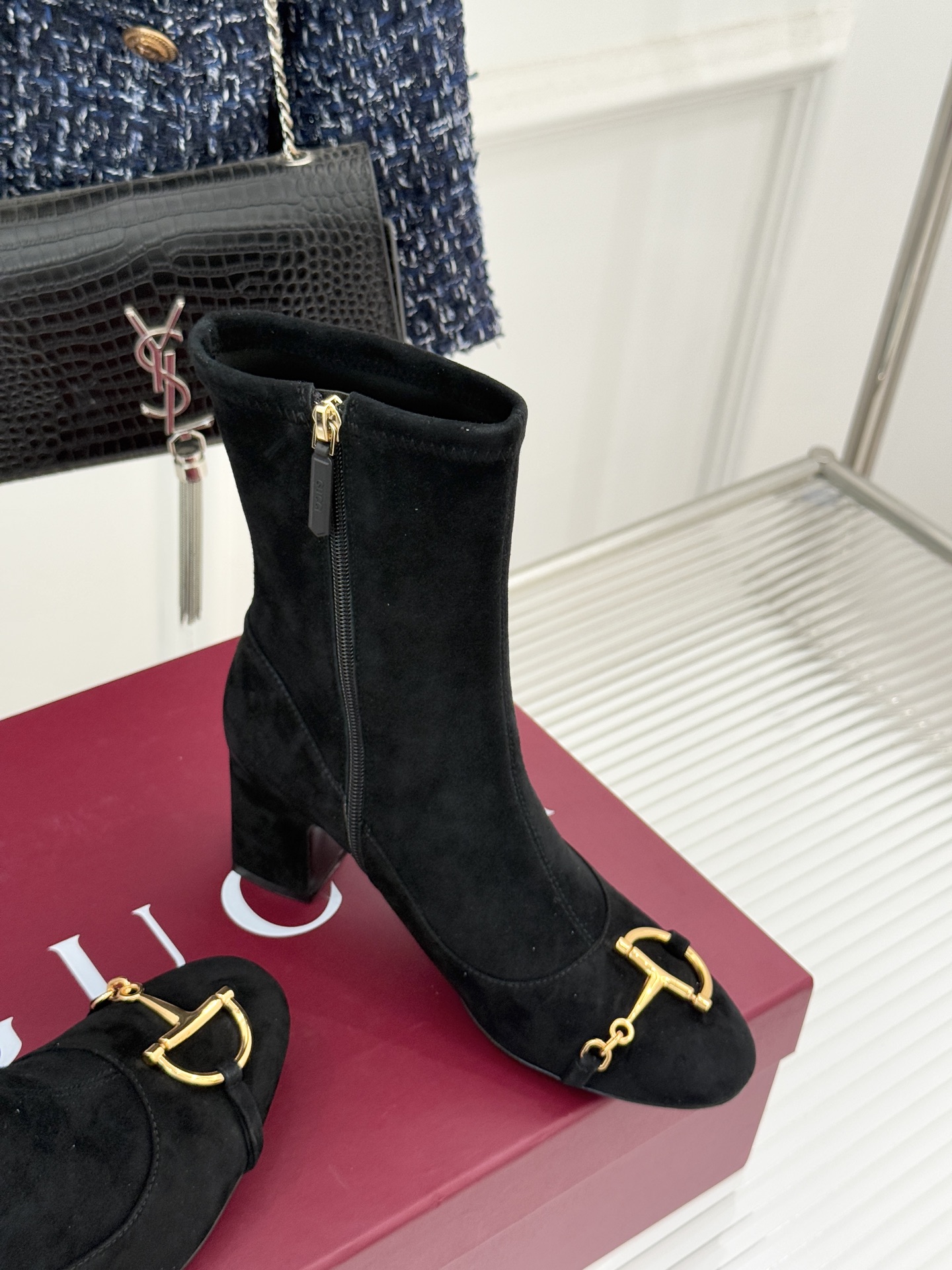 Gucci/古驰25WF新品马衔扣粗跟弹力靴短靴以标志性美学重塑冬日踝间格调。浅金色调马衔扣缀于靴面复刻