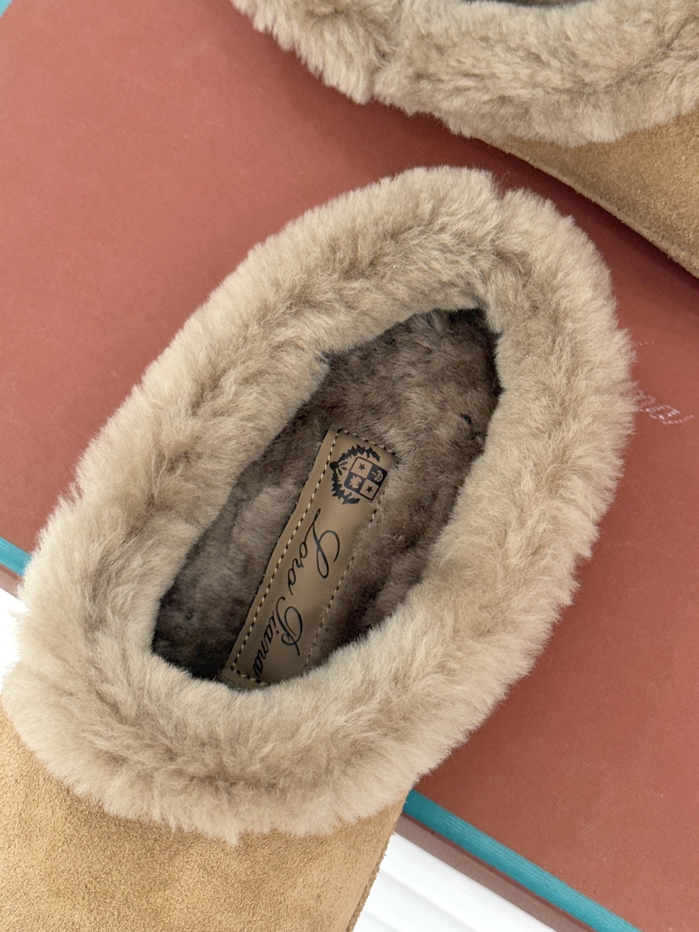 Loro Piana/LP。 25WF新品情侣款复古羊毛休闲半拖当意式慵懒撞上复古风潮，这款半拖便成了日