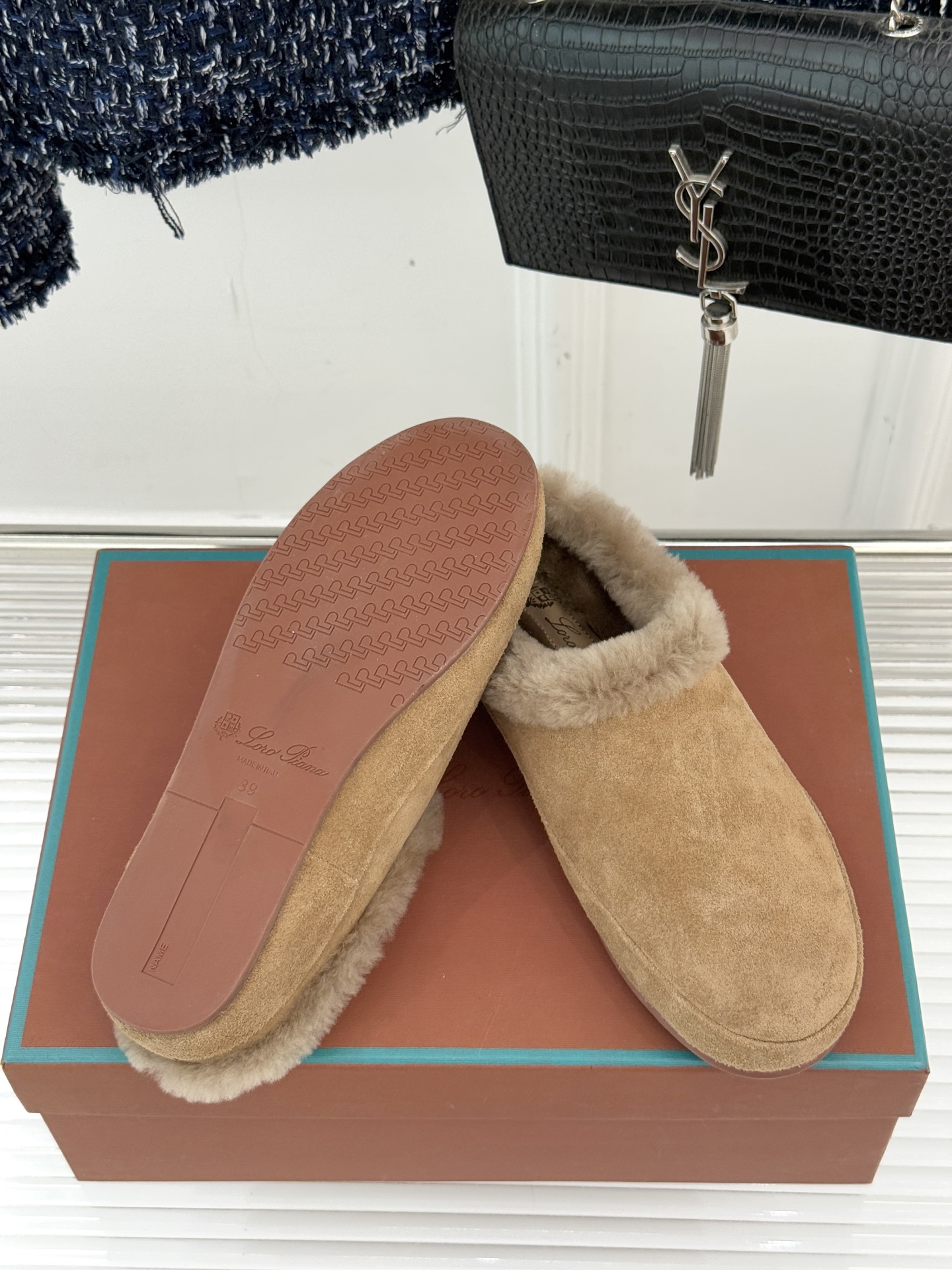 Loro Piana/LP。 25WF新品情侣款复古羊毛休闲半拖当意式慵懒撞上复古风潮，这款半拖便成了日