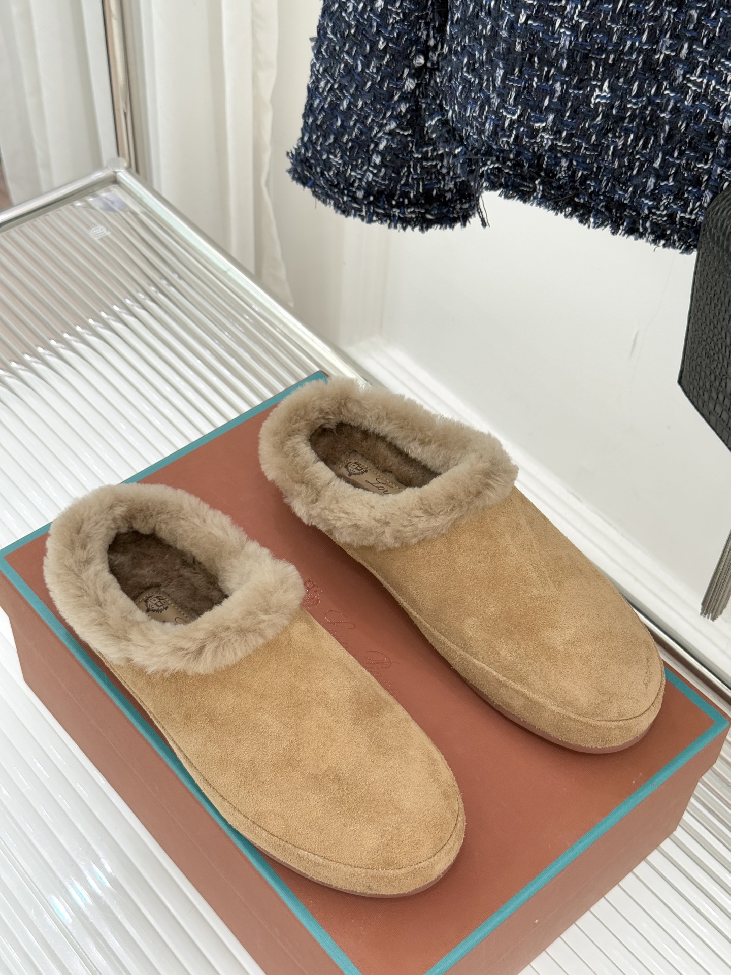 Loro Piana/LP。 25WF新品情侣款复古羊毛休闲半拖当意式慵懒撞上复古风潮，这款半拖便成了日