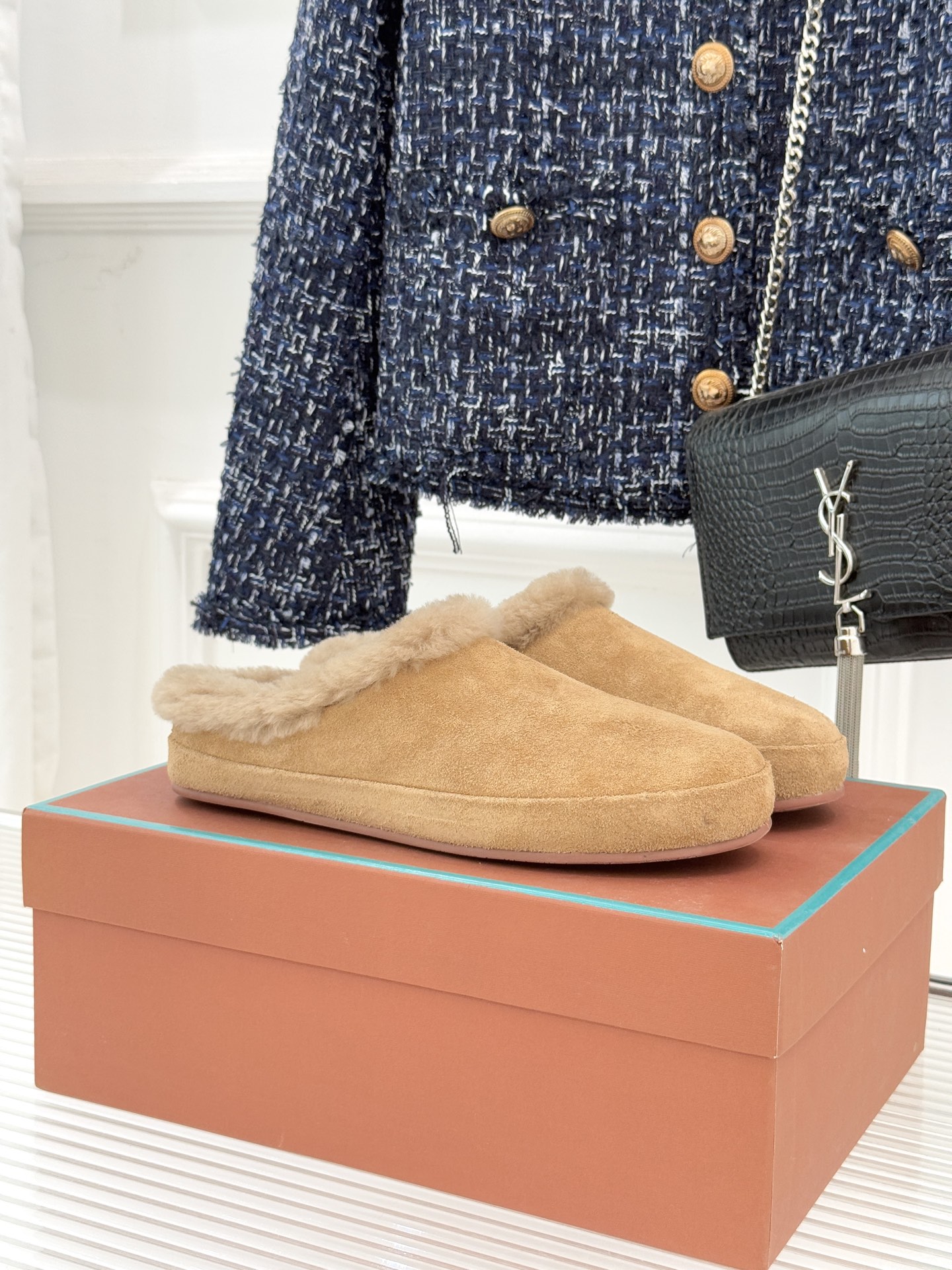 Loro Piana/LP。 25WF新品情侣款复古羊毛休闲半拖当意式慵懒撞上复古风潮，这款半拖便成了日