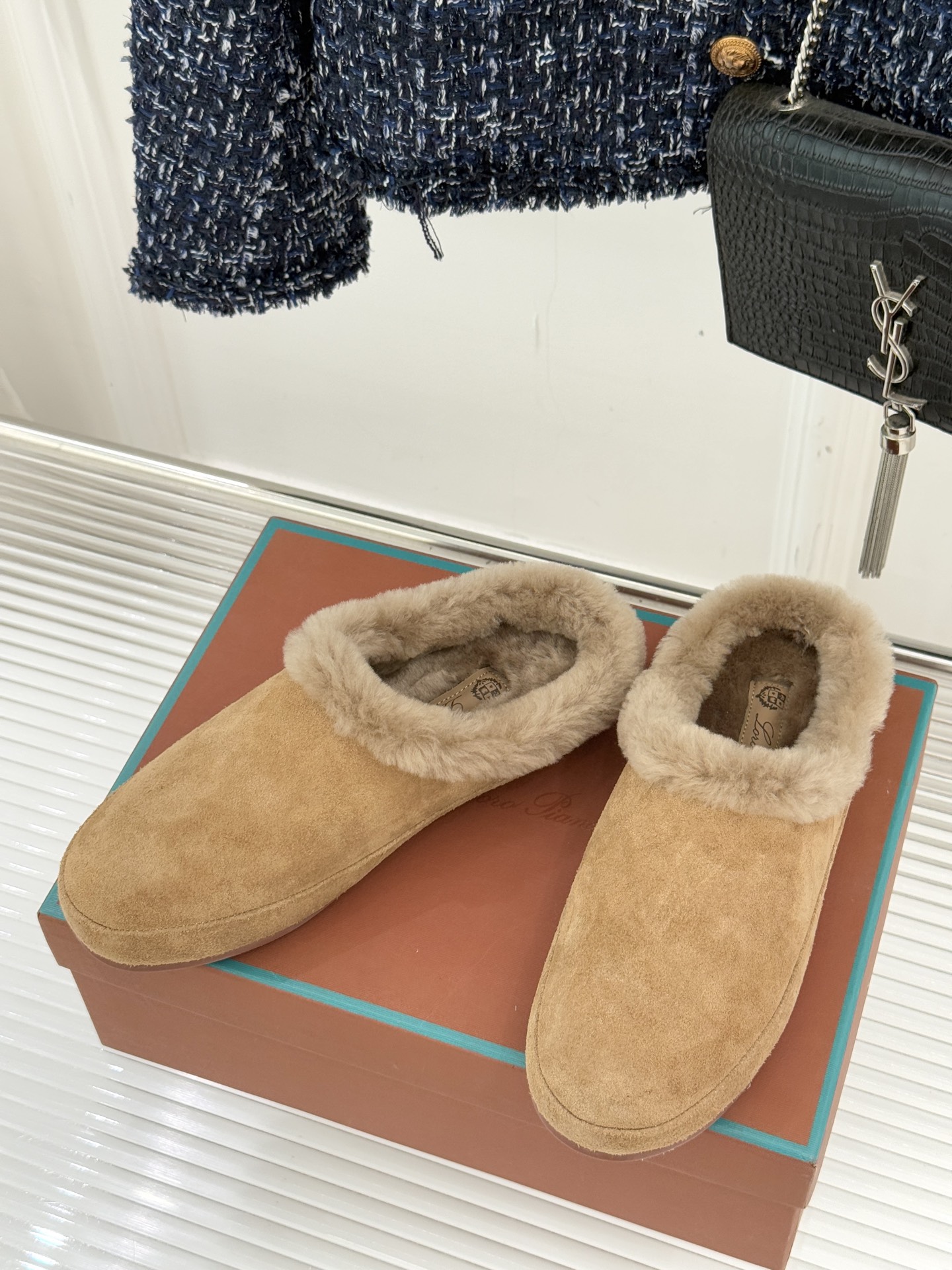 Loro Piana/LP。 25WF新品情侣款复古羊毛休闲半拖当意式慵懒撞上复古风潮，这款半拖便成了日