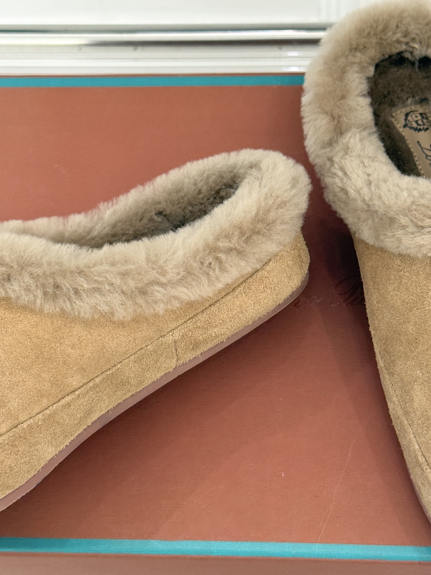 Loro Piana/LP。 25WF新品情侣款复古羊毛休闲半拖当意式慵懒撞上复古风潮，这款半拖便成了日