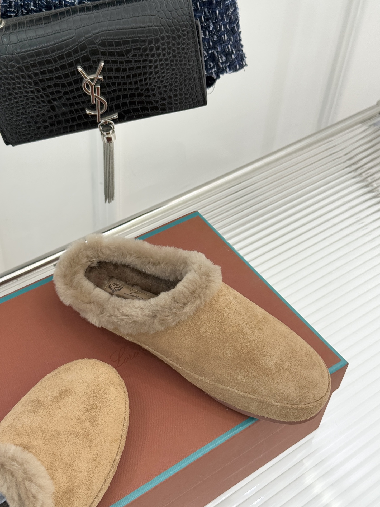 Loro Piana/LP。 25WF新品情侣款复古羊毛休闲半拖当意式慵懒撞上复古风潮，这款半拖便成了日