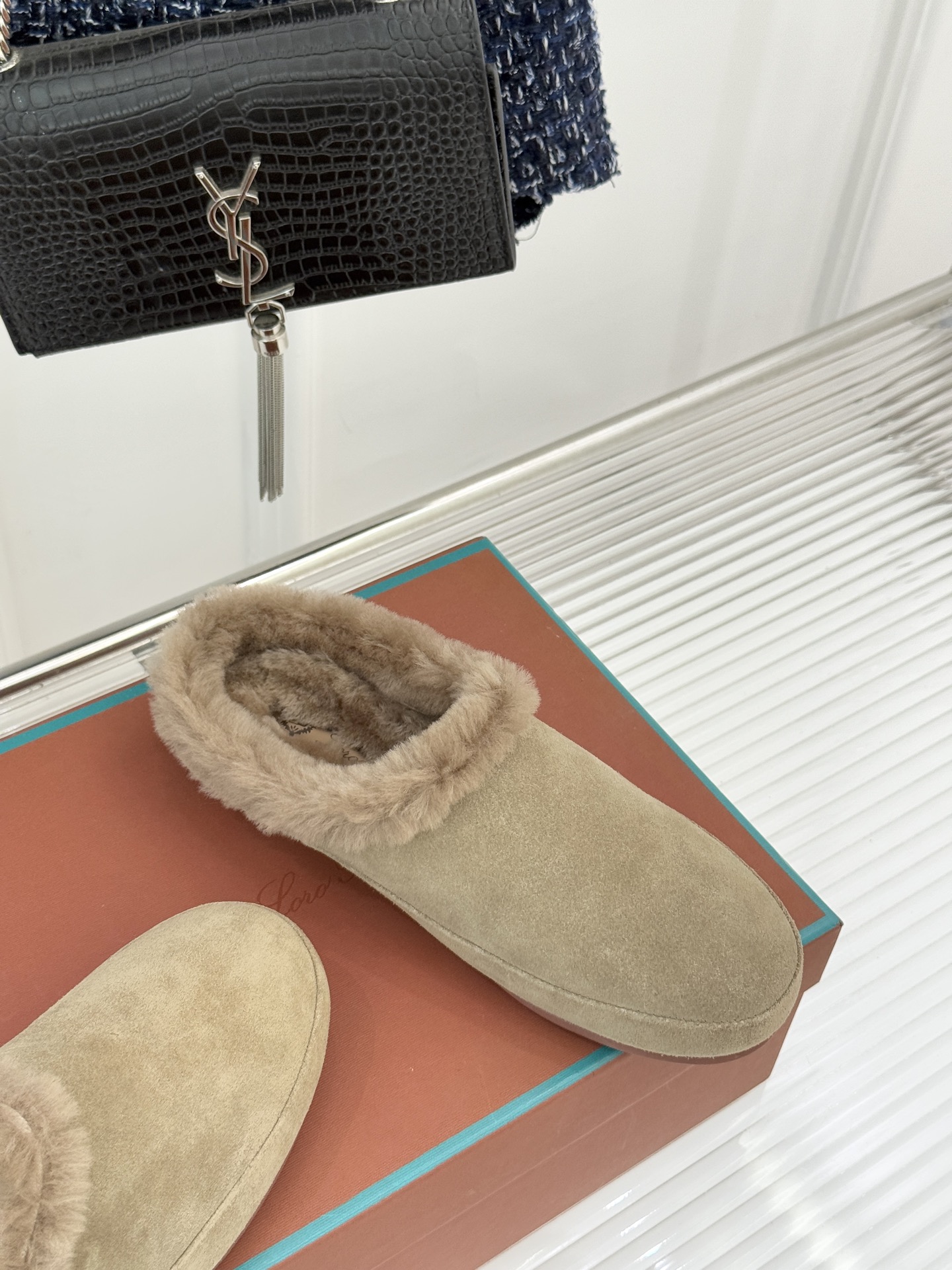 Loro Piana/LP。 25WF新品情侣款复古羊毛休闲半拖当意式慵懒撞上复古风潮，这款半拖便成了日