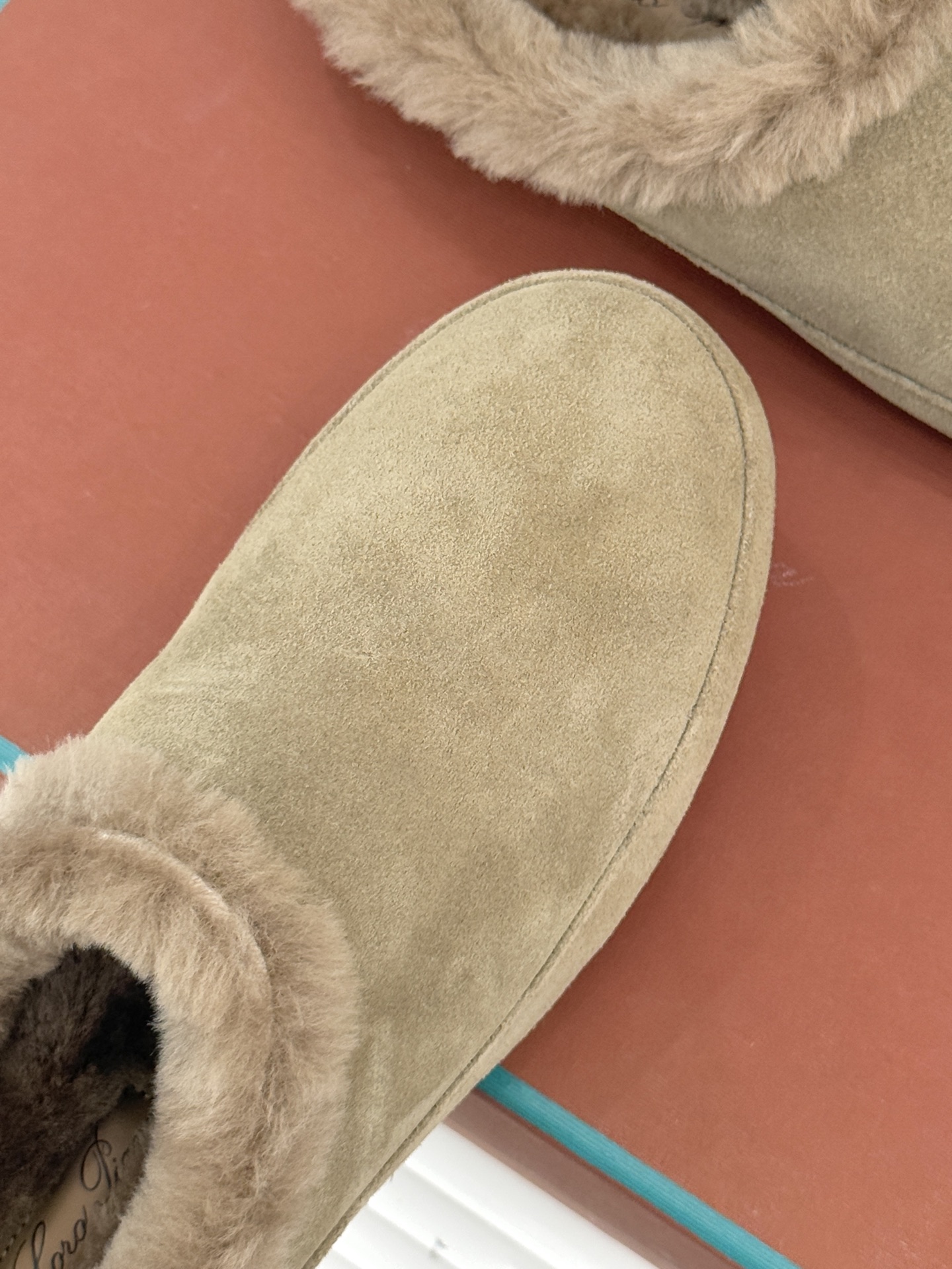 Loro Piana/LP。 25WF新品情侣款复古羊毛休闲半拖当意式慵懒撞上复古风潮，这款半拖便成了日