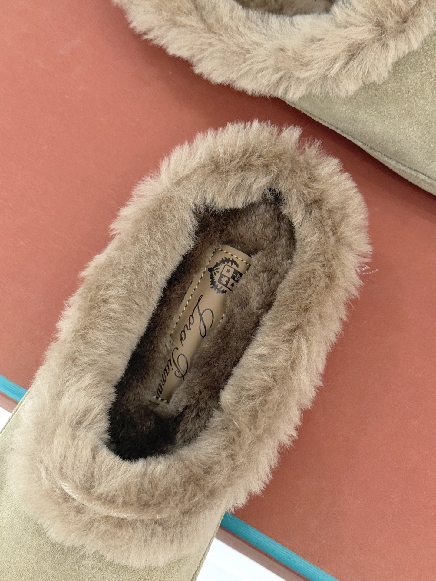 Loro Piana/LP。 25WF新品情侣款复古羊毛休闲半拖当意式慵懒撞上复古风潮，这款半拖便成了日