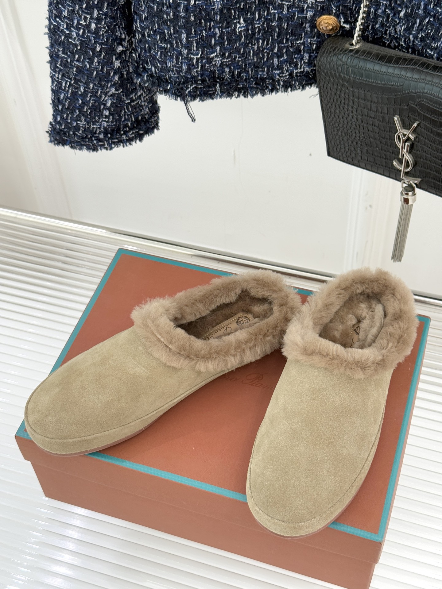 Loro Piana/LP。 25WF新品情侣款复古羊毛休闲半拖当意式慵懒撞上复古风潮，这款半拖便成了日