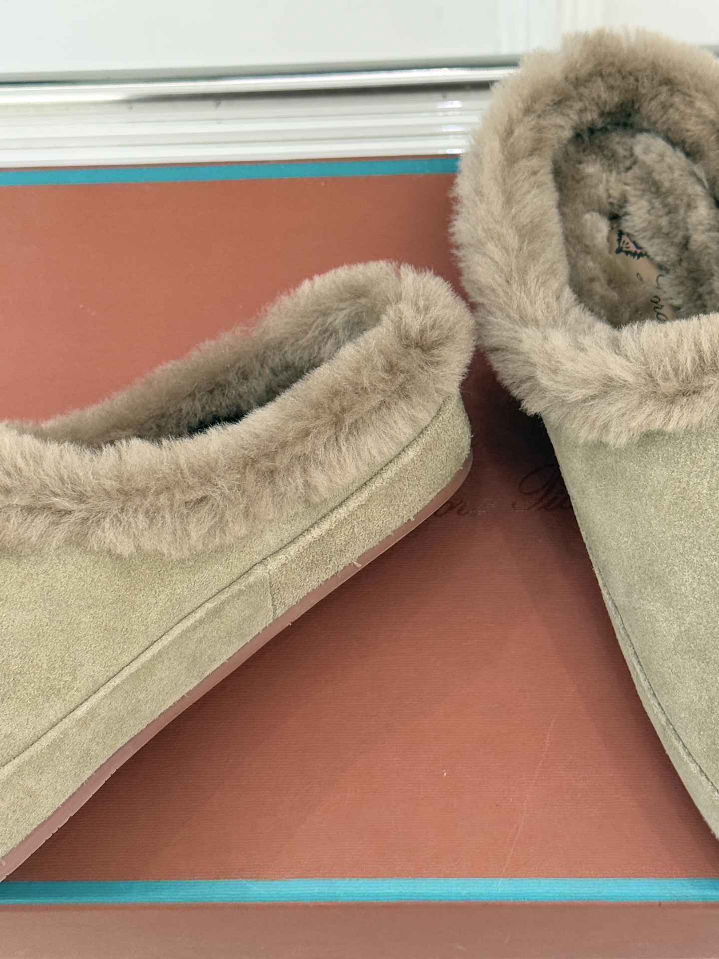 Loro Piana/LP。 25WF新品情侣款复古羊毛休闲半拖当意式慵懒撞上复古风潮，这款半拖便成了日