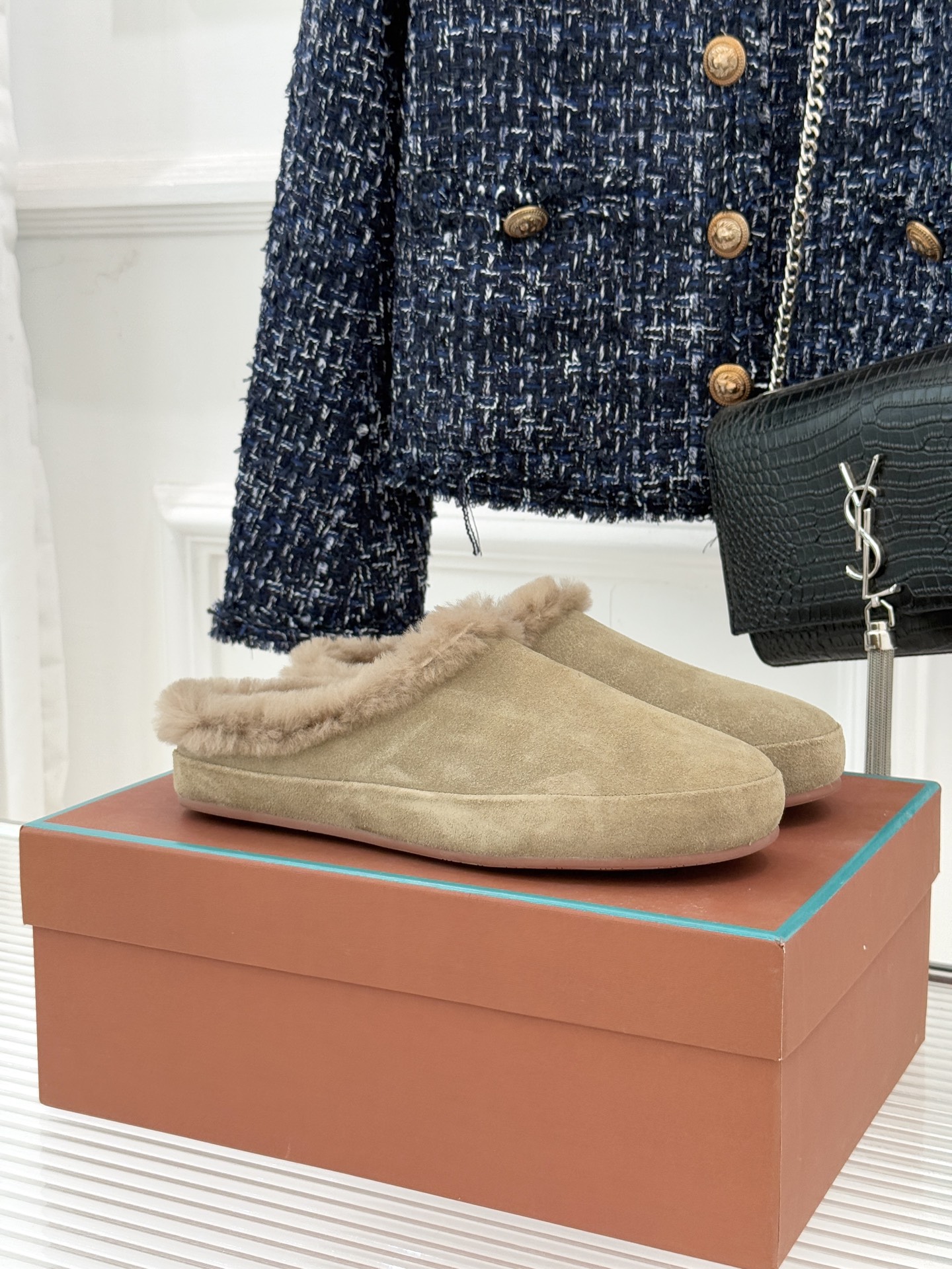 Loro Piana/LP。 25WF新品情侣款复古羊毛休闲半拖当意式慵懒撞上复古风潮，这款半拖便成了日