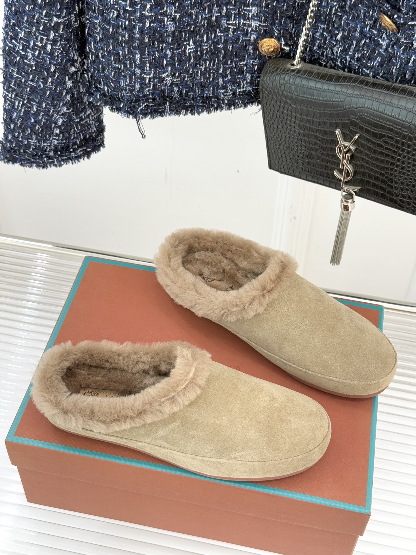 Loro Piana/LP。 25WF新品情侣款复古羊毛休闲半拖当意式慵懒撞上复古风潮，这款半拖便成了日