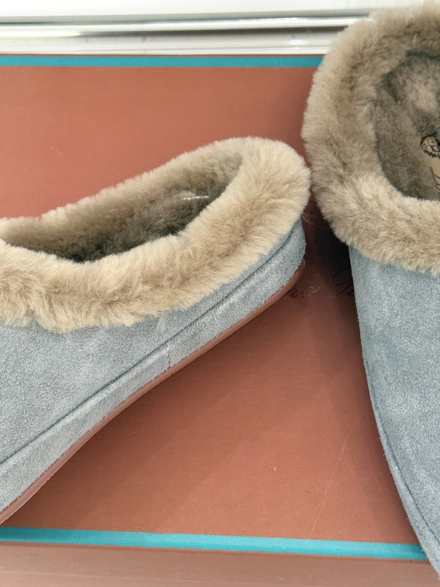 Loro Piana/LP。 25WF新品情侣款复古羊毛休闲半拖当意式慵懒撞上复古风潮，这款半拖便成了日