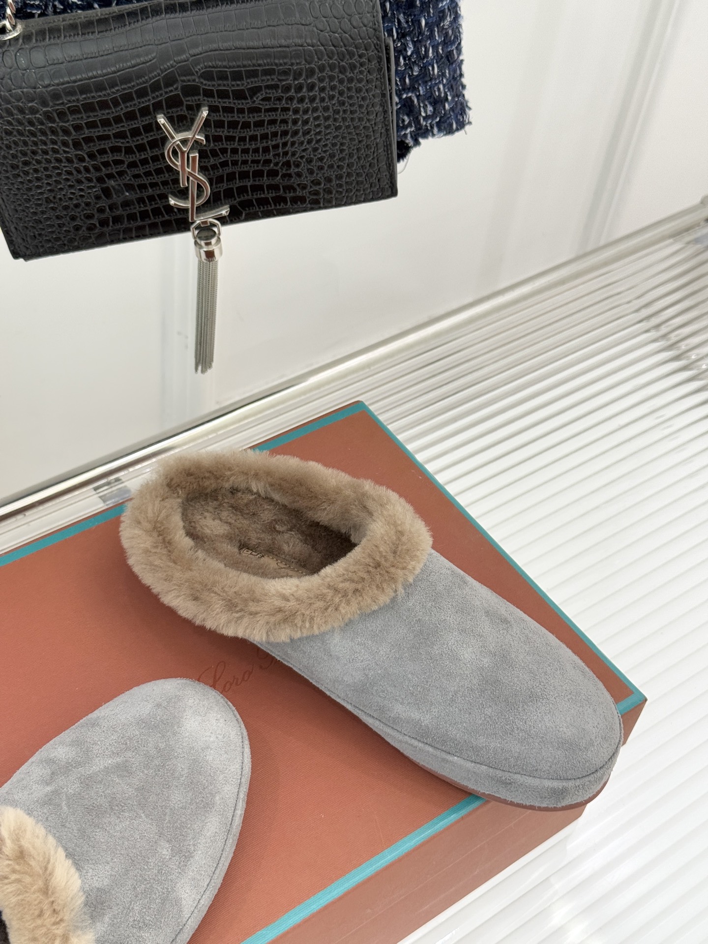 Loro Piana/LP。 25WF新品情侣款复古羊毛休闲半拖当意式慵懒撞上复古风潮，这款半拖便成了日