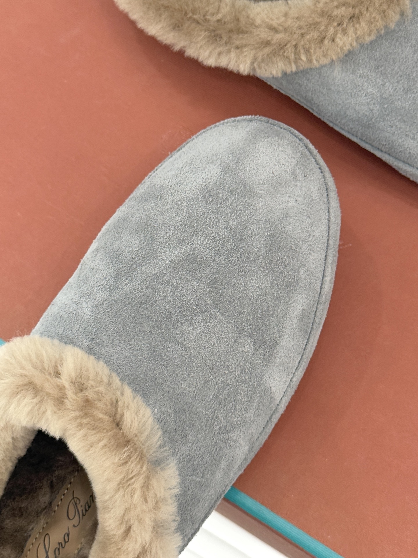 Loro Piana/LP。 25WF新品情侣款复古羊毛休闲半拖当意式慵懒撞上复古风潮，这款半拖便成了日