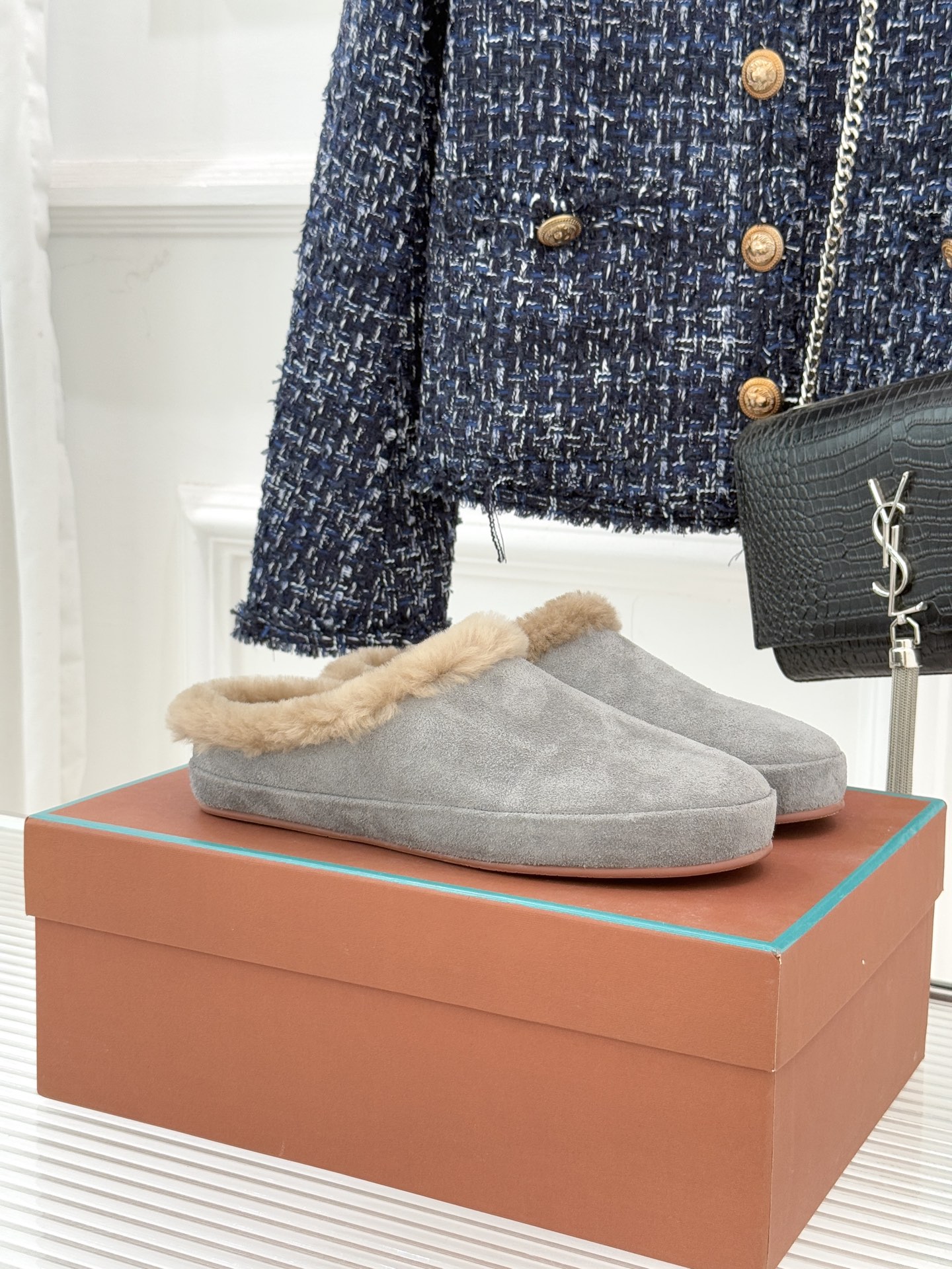 Loro Piana/LP。 25WF新品情侣款复古羊毛休闲半拖当意式慵懒撞上复古风潮，这款半拖便成了日