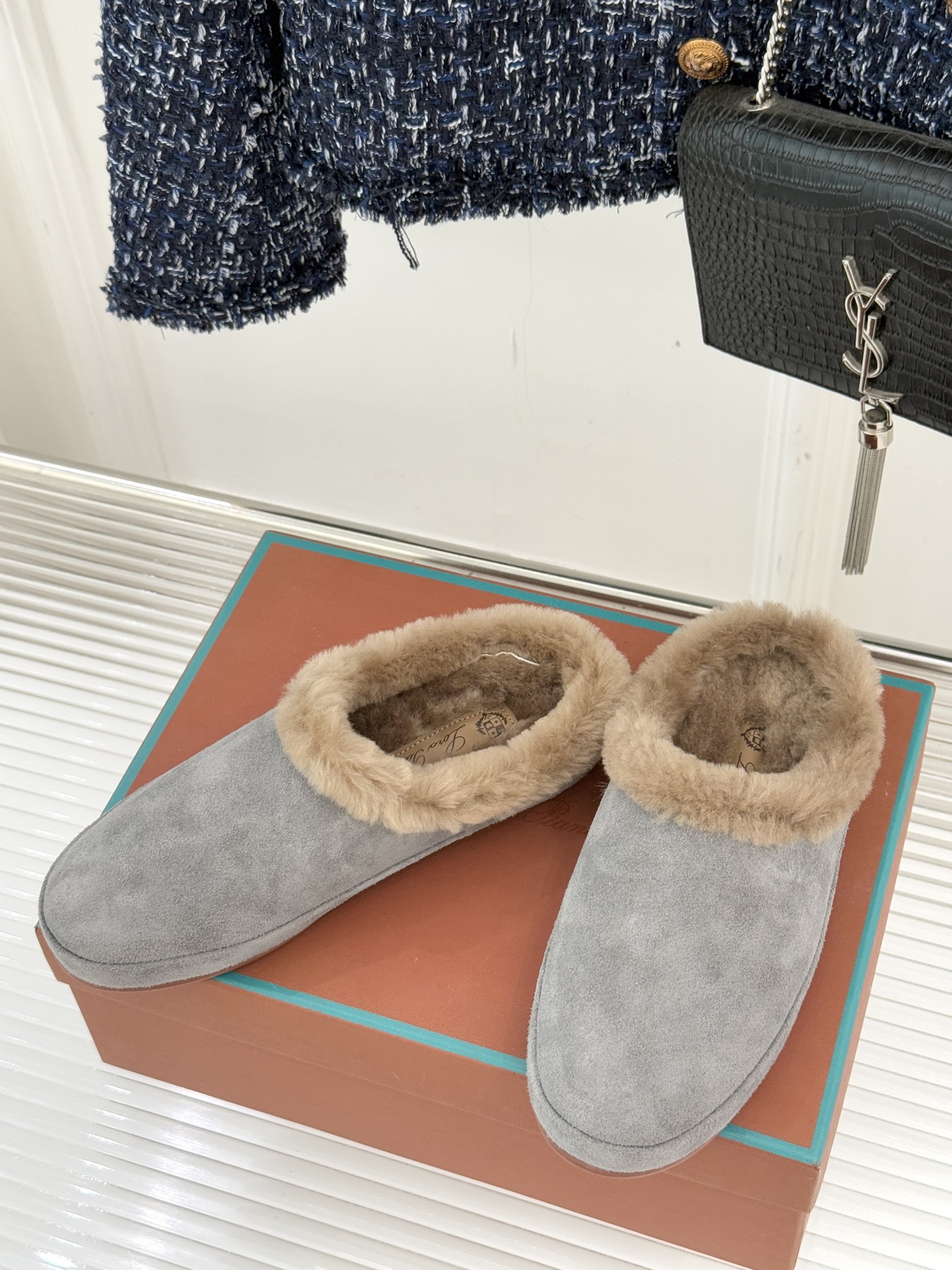 Loro Piana/LP。 25WF新品情侣款复古羊毛休闲半拖当意式慵懒撞上复古风潮，这款半拖便成了日